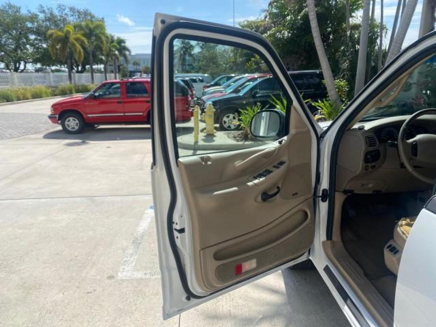 2001 Oxford White /Med Parchment Ford Expedition Eddie Bauer LOW MILES 97,648 (1FMRU17W91L) with an 4.6L SOHC SEFI V8 Triton Engine engine, Automatic transmission, located at 4701 North Dixie Hwy, Pompano Beach, FL, 33064, (954) 422-2889, 26.240938, -80.123474 - OUR WEBPAGE FLORIDACARS1.COM HAS OVER 100 PHOTOS AND FREE CARFAX LINK 2001 FORD EXPEDITION EDDIE BAUER VIN: 1FMRU17W91LB77217 1 F M R U 1 7 W 9 1 L B 7 7 2 1 7 4 DOOR WAGON/SPORT UTILITY 4.6L V8 F SOHC 16V GASOLINE REAR WHEEL DRIVE Highlighted Features Tow Hitch Power Windows Power Locks Automatic T - Photo#9