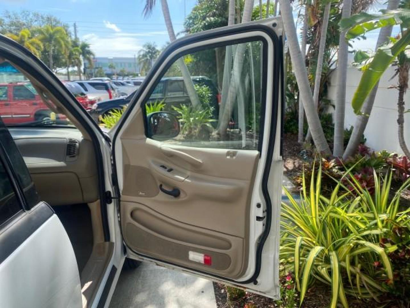 2001 Oxford White /Med Parchment Ford Expedition Eddie Bauer LOW MILES 97,648 (1FMRU17W91L) with an 4.6L SOHC SEFI V8 Triton Engine engine, Automatic transmission, located at 4701 North Dixie Hwy, Pompano Beach, FL, 33064, (954) 422-2889, 26.240938, -80.123474 - OUR WEBPAGE FLORIDACARS1.COM HAS OVER 100 PHOTOS AND FREE CARFAX LINK 2001 FORD EXPEDITION EDDIE BAUER VIN: 1FMRU17W91LB77217 1 F M R U 1 7 W 9 1 L B 7 7 2 1 7 4 DOOR WAGON/SPORT UTILITY 4.6L V8 F SOHC 16V GASOLINE REAR WHEEL DRIVE Highlighted Features Tow Hitch Power Windows Power Locks Automatic T - Photo#11