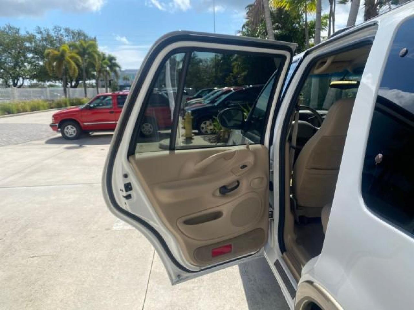 2001 Oxford White /Med Parchment Ford Expedition Eddie Bauer LOW MILES 97,648 (1FMRU17W91L) with an 4.6L SOHC SEFI V8 Triton Engine engine, Automatic transmission, located at 4701 North Dixie Hwy, Pompano Beach, FL, 33064, (954) 422-2889, 26.240938, -80.123474 - OUR WEBPAGE FLORIDACARS1.COM HAS OVER 100 PHOTOS AND FREE CARFAX LINK 2001 FORD EXPEDITION EDDIE BAUER VIN: 1FMRU17W91LB77217 1 F M R U 1 7 W 9 1 L B 7 7 2 1 7 4 DOOR WAGON/SPORT UTILITY 4.6L V8 F SOHC 16V GASOLINE REAR WHEEL DRIVE Highlighted Features Tow Hitch Power Windows Power Locks Automatic T - Photo#13
