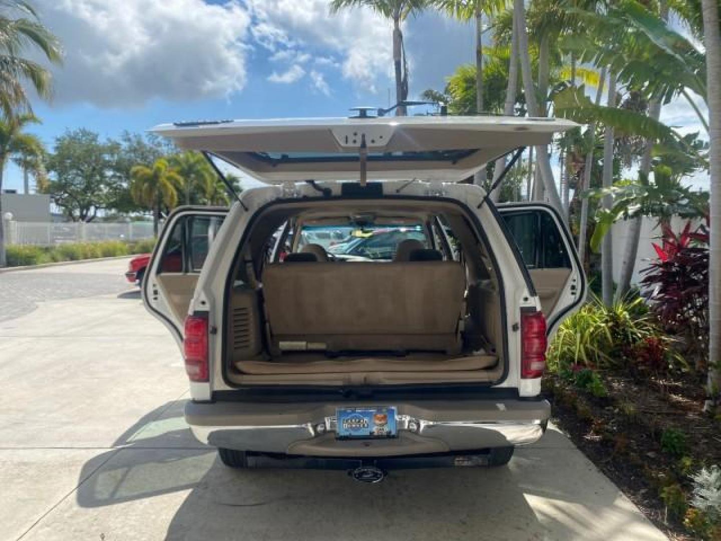 2001 Oxford White /Med Parchment Ford Expedition Eddie Bauer LOW MILES 97,648 (1FMRU17W91L) with an 4.6L SOHC SEFI V8 Triton Engine engine, Automatic transmission, located at 4701 North Dixie Hwy, Pompano Beach, FL, 33064, (954) 422-2889, 26.240938, -80.123474 - OUR WEBPAGE FLORIDACARS1.COM HAS OVER 100 PHOTOS AND FREE CARFAX LINK 2001 FORD EXPEDITION EDDIE BAUER VIN: 1FMRU17W91LB77217 1 F M R U 1 7 W 9 1 L B 7 7 2 1 7 4 DOOR WAGON/SPORT UTILITY 4.6L V8 F SOHC 16V GASOLINE REAR WHEEL DRIVE Highlighted Features Tow Hitch Power Windows Power Locks Automatic T - Photo#15