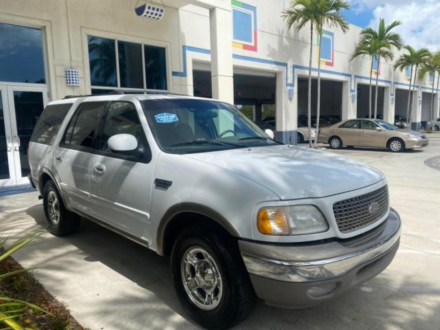 2001 Oxford White /Med Parchment Ford Expedition Eddie Bauer LOW MILES 97,648 (1FMRU17W91L) with an 4.6L SOHC SEFI V8 Triton Engine engine, Automatic transmission, located at 4701 North Dixie Hwy, Pompano Beach, FL, 33064, (954) 422-2889, 26.240938, -80.123474 - OUR WEBPAGE FLORIDACARS1.COM HAS OVER 100 PHOTOS AND FREE CARFAX LINK 2001 FORD EXPEDITION EDDIE BAUER VIN: 1FMRU17W91LB77217 1 F M R U 1 7 W 9 1 L B 7 7 2 1 7 4 DOOR WAGON/SPORT UTILITY 4.6L V8 F SOHC 16V GASOLINE REAR WHEEL DRIVE Highlighted Features Tow Hitch Power Windows Power Locks Automatic T - Photo#24