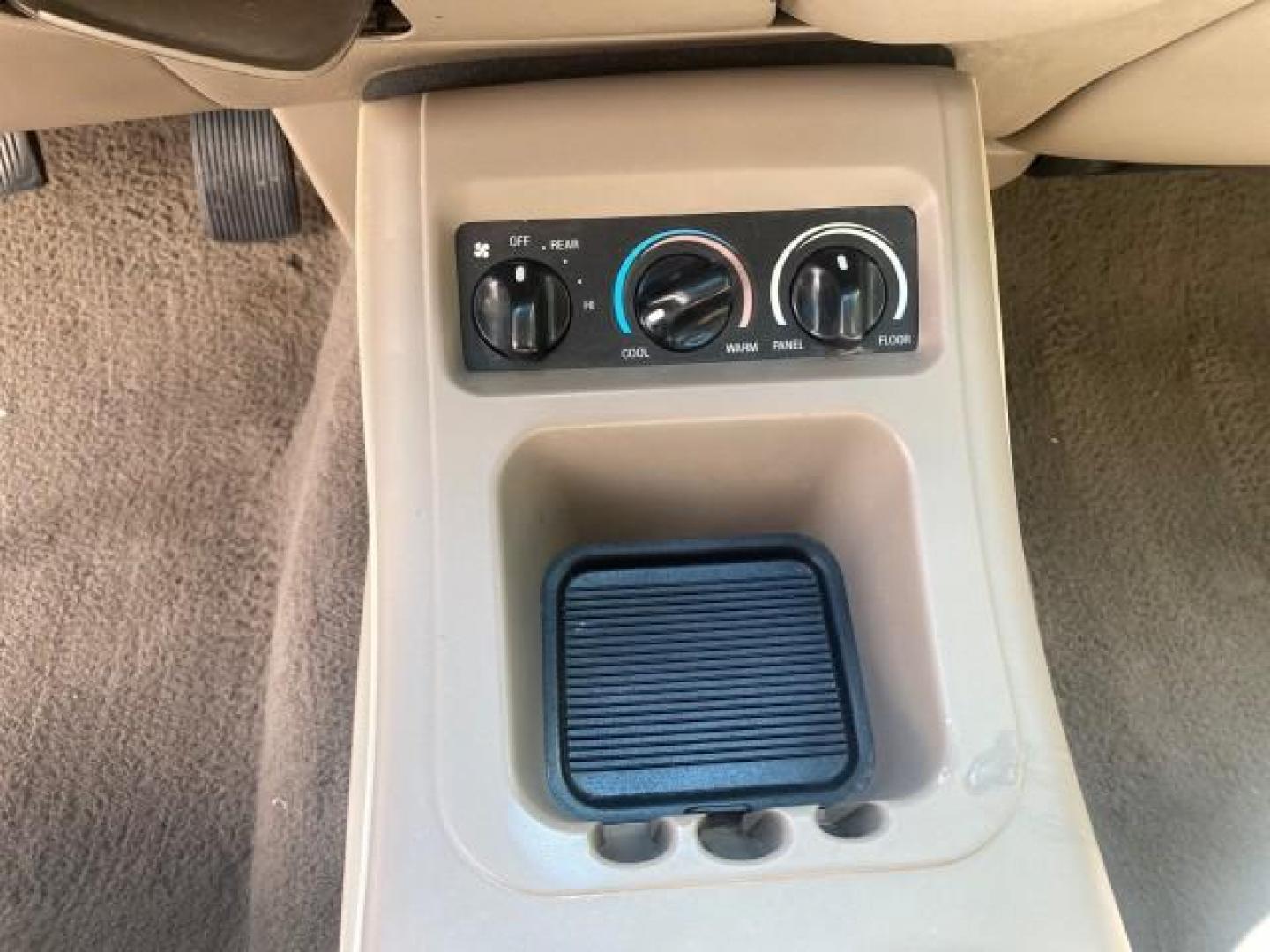 2001 Oxford White /Med Parchment Ford Expedition Eddie Bauer LOW MILES 97,648 (1FMRU17W91L) with an 4.6L SOHC SEFI V8 Triton Engine engine, Automatic transmission, located at 4701 North Dixie Hwy, Pompano Beach, FL, 33064, (954) 422-2889, 26.240938, -80.123474 - OUR WEBPAGE FLORIDACARS1.COM HAS OVER 100 PHOTOS AND FREE CARFAX LINK 2001 FORD EXPEDITION EDDIE BAUER VIN: 1FMRU17W91LB77217 1 F M R U 1 7 W 9 1 L B 7 7 2 1 7 4 DOOR WAGON/SPORT UTILITY 4.6L V8 F SOHC 16V GASOLINE REAR WHEEL DRIVE Highlighted Features Tow Hitch Power Windows Power Locks Automatic T - Photo#50