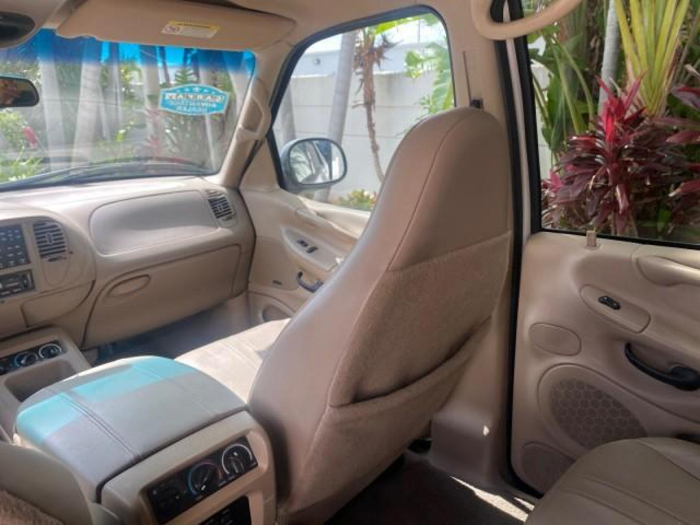 2001 Oxford White /Med Parchment Ford Expedition Eddie Bauer LOW MILES 97,648 (1FMRU17W91L) with an 4.6L SOHC SEFI V8 Triton Engine engine, Automatic transmission, located at 4701 North Dixie Hwy, Pompano Beach, FL, 33064, (954) 422-2889, 26.240938, -80.123474 - OUR WEBPAGE FLORIDACARS1.COM HAS OVER 100 PHOTOS AND FREE CARFAX LINK 2001 FORD EXPEDITION EDDIE BAUER VIN: 1FMRU17W91LB77217 1 F M R U 1 7 W 9 1 L B 7 7 2 1 7 4 DOOR WAGON/SPORT UTILITY 4.6L V8 F SOHC 16V GASOLINE REAR WHEEL DRIVE Highlighted Features Tow Hitch Power Windows Power Locks Automatic T - Photo#71
