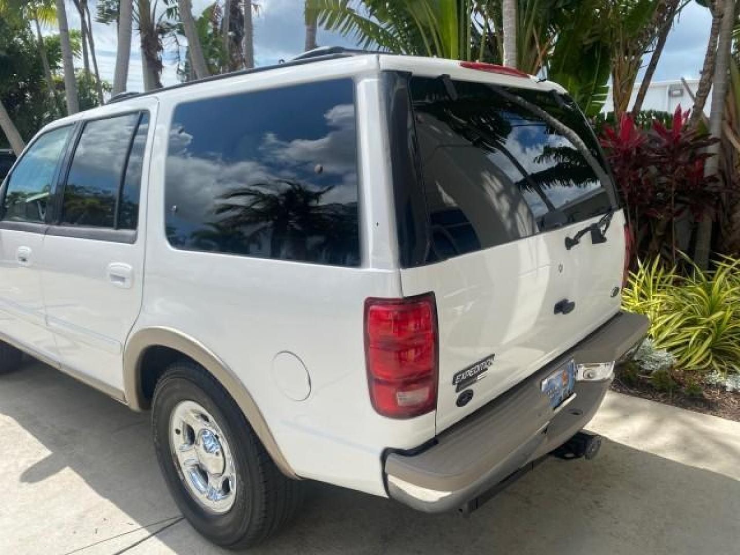 2001 Oxford White /Med Parchment Ford Expedition Eddie Bauer LOW MILES 97,648 (1FMRU17W91L) with an 4.6L SOHC SEFI V8 Triton Engine engine, Automatic transmission, located at 4701 North Dixie Hwy, Pompano Beach, FL, 33064, (954) 422-2889, 26.240938, -80.123474 - OUR WEBPAGE FLORIDACARS1.COM HAS OVER 100 PHOTOS AND FREE CARFAX LINK 2001 FORD EXPEDITION EDDIE BAUER VIN: 1FMRU17W91LB77217 1 F M R U 1 7 W 9 1 L B 7 7 2 1 7 4 DOOR WAGON/SPORT UTILITY 4.6L V8 F SOHC 16V GASOLINE REAR WHEEL DRIVE Highlighted Features Tow Hitch Power Windows Power Locks Automatic T - Photo#80