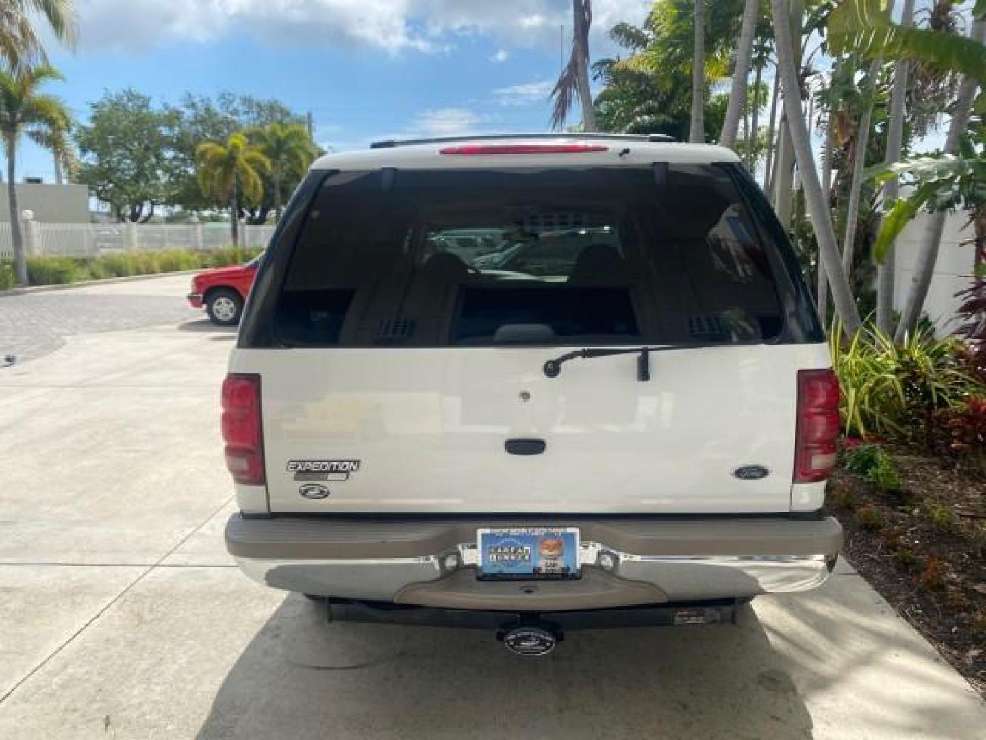 2001 Oxford White /Med Parchment Ford Expedition Eddie Bauer LOW MILES 97,648 (1FMRU17W91L) with an 4.6L SOHC SEFI V8 Triton Engine engine, Automatic transmission, located at 4701 North Dixie Hwy, Pompano Beach, FL, 33064, (954) 422-2889, 26.240938, -80.123474 - OUR WEBPAGE FLORIDACARS1.COM HAS OVER 100 PHOTOS AND FREE CARFAX LINK 2001 FORD EXPEDITION EDDIE BAUER VIN: 1FMRU17W91LB77217 1 F M R U 1 7 W 9 1 L B 7 7 2 1 7 4 DOOR WAGON/SPORT UTILITY 4.6L V8 F SOHC 16V GASOLINE REAR WHEEL DRIVE Highlighted Features Tow Hitch Power Windows Power Locks Automatic T - Photo#81