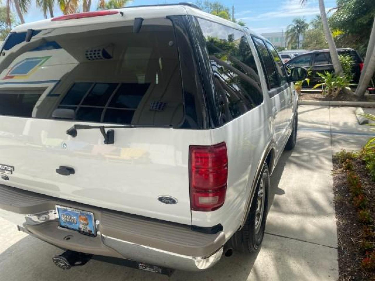 2001 Oxford White /Med Parchment Ford Expedition Eddie Bauer LOW MILES 97,648 (1FMRU17W91L) with an 4.6L SOHC SEFI V8 Triton Engine engine, Automatic transmission, located at 4701 North Dixie Hwy, Pompano Beach, FL, 33064, (954) 422-2889, 26.240938, -80.123474 - OUR WEBPAGE FLORIDACARS1.COM HAS OVER 100 PHOTOS AND FREE CARFAX LINK 2001 FORD EXPEDITION EDDIE BAUER VIN: 1FMRU17W91LB77217 1 F M R U 1 7 W 9 1 L B 7 7 2 1 7 4 DOOR WAGON/SPORT UTILITY 4.6L V8 F SOHC 16V GASOLINE REAR WHEEL DRIVE Highlighted Features Tow Hitch Power Windows Power Locks Automatic T - Photo#82