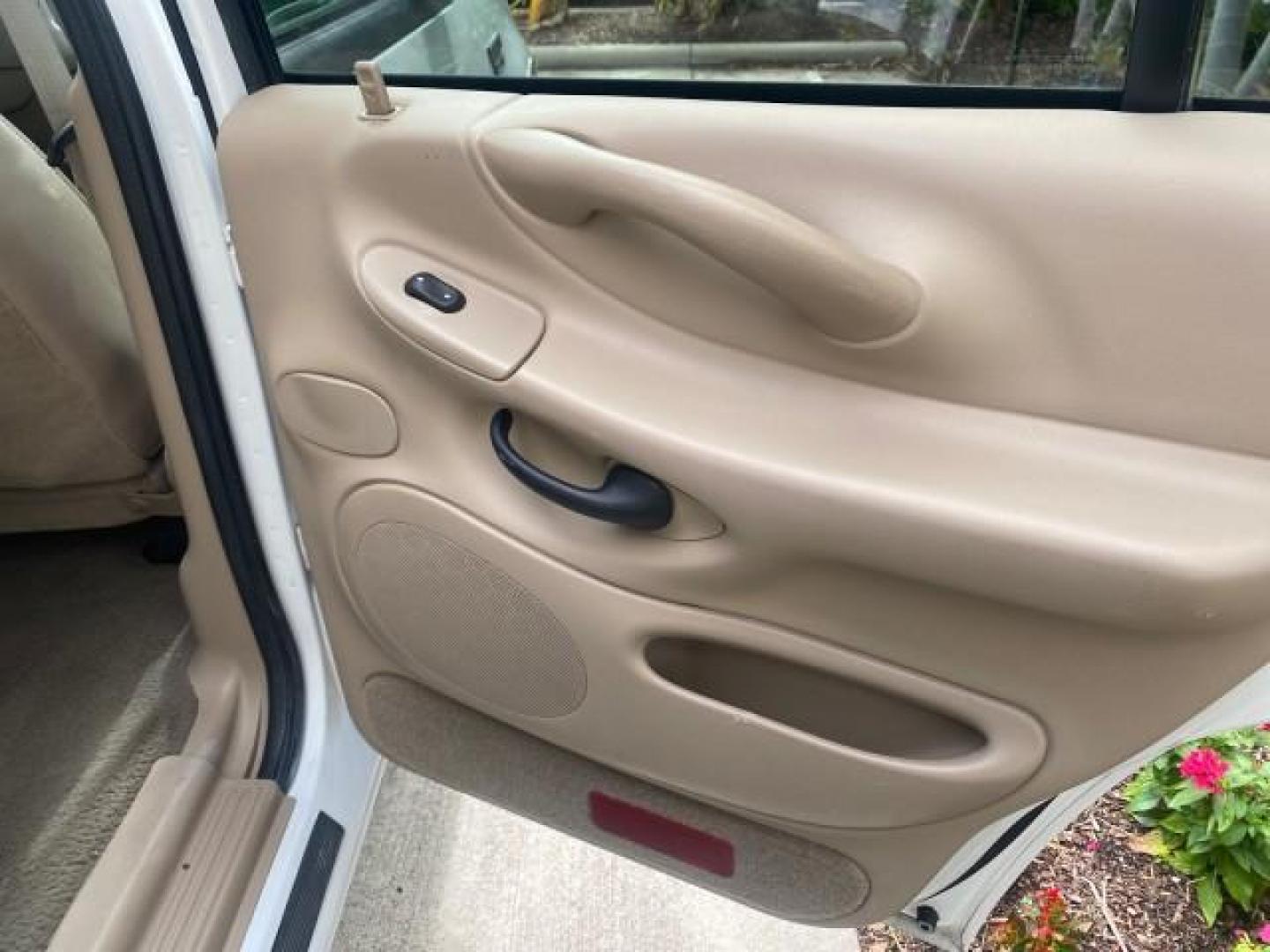 2001 Oxford White /Med Parchment Ford Expedition Eddie Bauer LOW MILES 97,648 (1FMRU17W91L) with an 4.6L SOHC SEFI V8 Triton Engine engine, Automatic transmission, located at 4701 North Dixie Hwy, Pompano Beach, FL, 33064, (954) 422-2889, 26.240938, -80.123474 - OUR WEBPAGE FLORIDACARS1.COM HAS OVER 100 PHOTOS AND FREE CARFAX LINK 2001 FORD EXPEDITION EDDIE BAUER VIN: 1FMRU17W91LB77217 1 F M R U 1 7 W 9 1 L B 7 7 2 1 7 4 DOOR WAGON/SPORT UTILITY 4.6L V8 F SOHC 16V GASOLINE REAR WHEEL DRIVE Highlighted Features Tow Hitch Power Windows Power Locks Automatic T - Photo#94