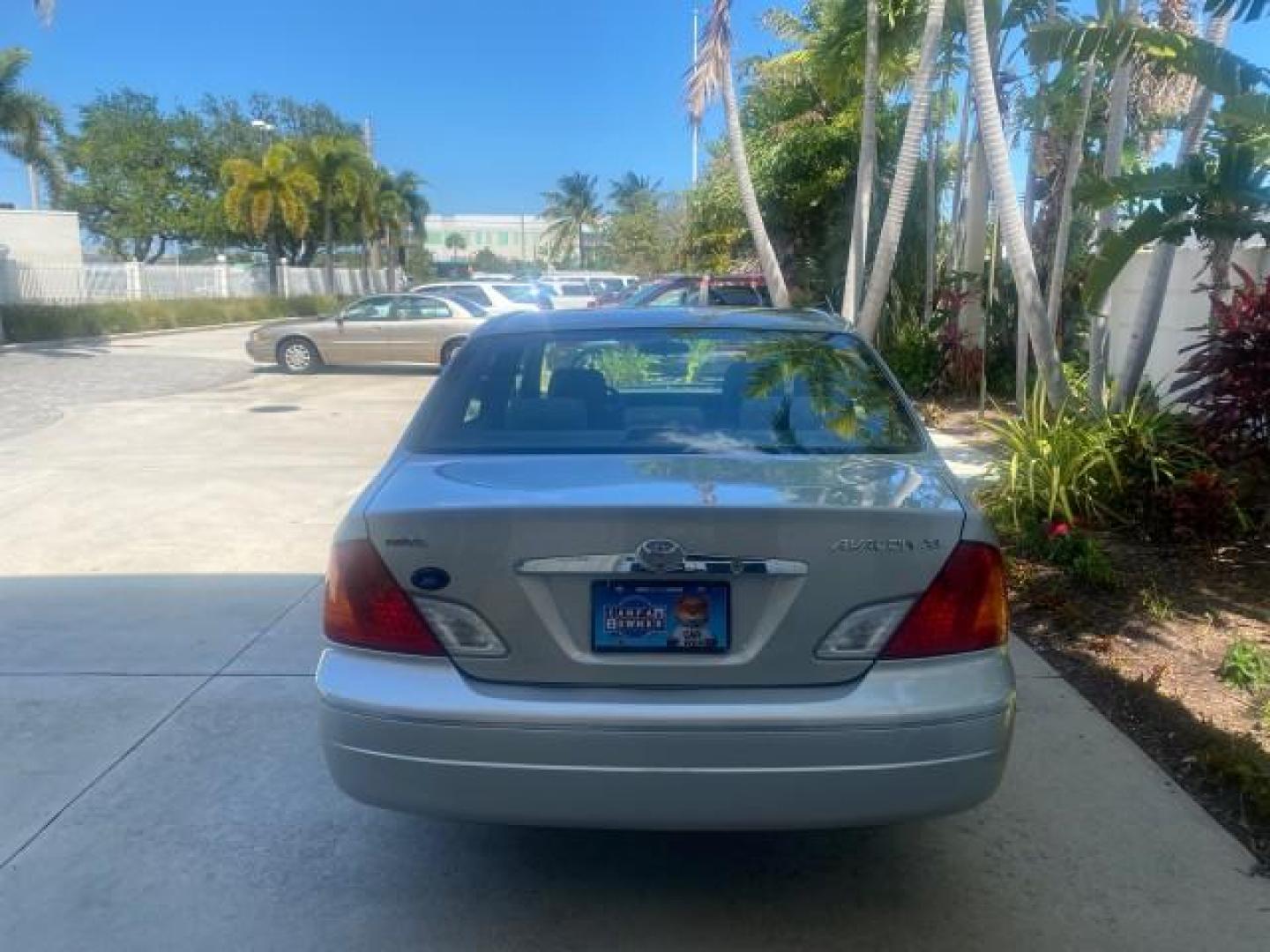 2001 Silver Spruce Metallic /Stone Toyota Avalon XLS w/Bucket Seats LOW MILES 60,208 (4T1BF28B71U) with an 3.0L 4-Cam MPFI 24-Valve V6 Aluminum Alloy Engine engine, Automatic transmission, located at 4701 North Dixie Hwy, Pompano Beach, FL, 33064, (954) 422-2889, 26.240938, -80.123474 - OUR WEBPAGE FLORIDACARS1.COM HAS OVER 100 PHOTOS AND FREE CARFAX LINK 2001 TOYOTA AVALON XL VIN: 4T1BF28B71U182293 4 T 1 B F 2 8 B 7 1 U 1 8 2 2 9 3 SEDAN 4 DR 3.0L V6 F DOHC 24V 29 MPG GASOLINE FRONT WHEEL DRIVE Top Features Alloy Wheels Cloth Seats Basic Features ABS Brakes Automatic Transmission - Photo#6