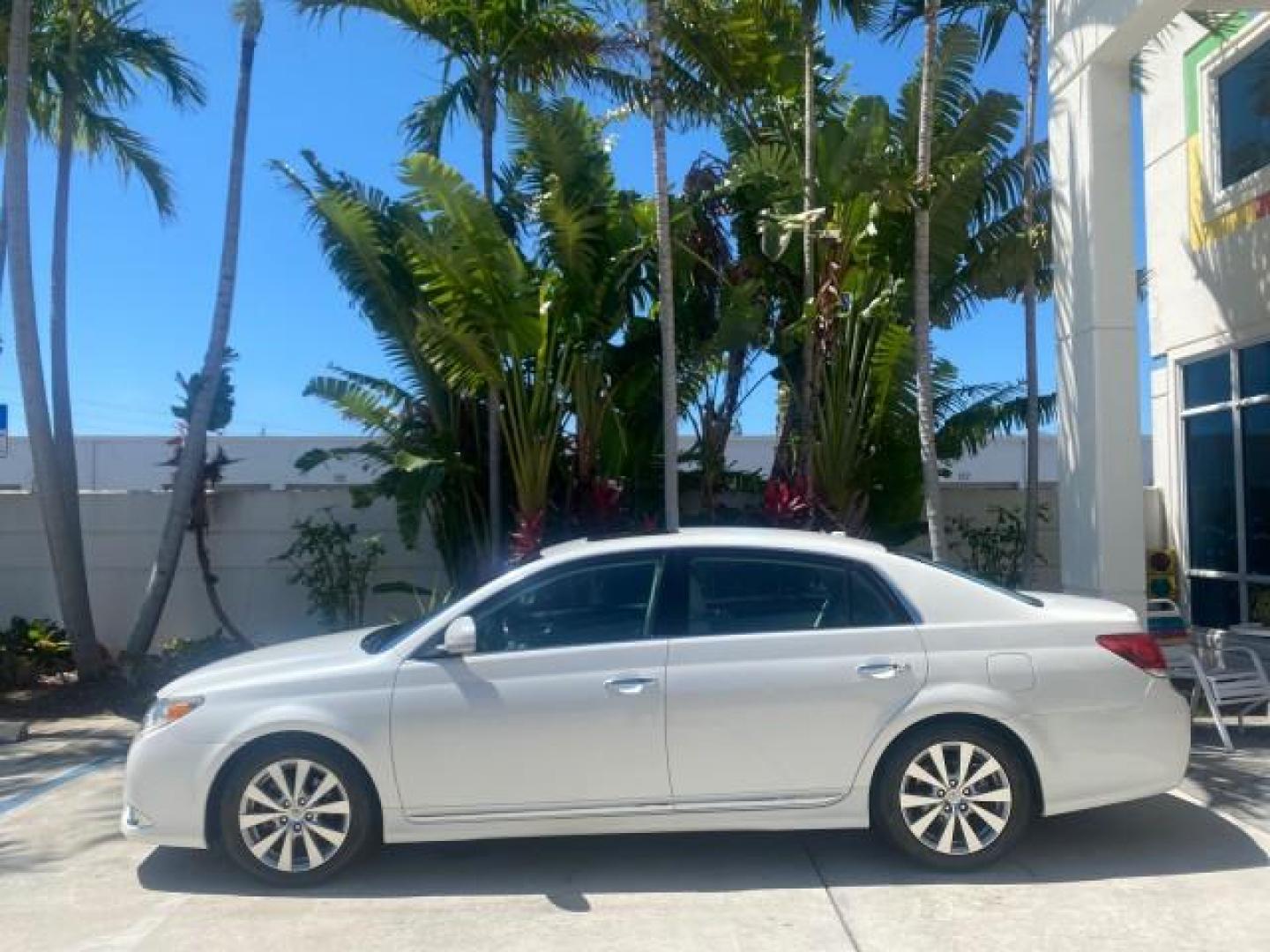 2011 Blizzard Pearl /Ivory Toyota Avalon Limited 1 OWNER FLORIDA LOW MILES 50,363 (4T1BK3DB6BU) with an 3.5L DOHC EFI 24-Valve V6 Engine engine, Automatic transmission, located at 4701 North Dixie Hwy, Pompano Beach, FL, 33064, (954) 422-2889, 26.240938, -80.123474 - OUR WEBPAGE FLORIDACARS1.COM HAS OVER 100 PHOTOS AND FREE CARFAX LINK 2011 TOYOTA AVALON LIMITED VIN: 4T1BK3DB6BU410051 4 T 1 B K 3 D B 6 B U 4 1 0 0 5 1 SEDAN 4 DR 3.5L V6 F DOHC 24V GASOLINE FRONT WHEEL DRIVE Top Features Alloy Wheels Navigation System Bluetooth Technology Parking Sensors Front Se - Photo#4