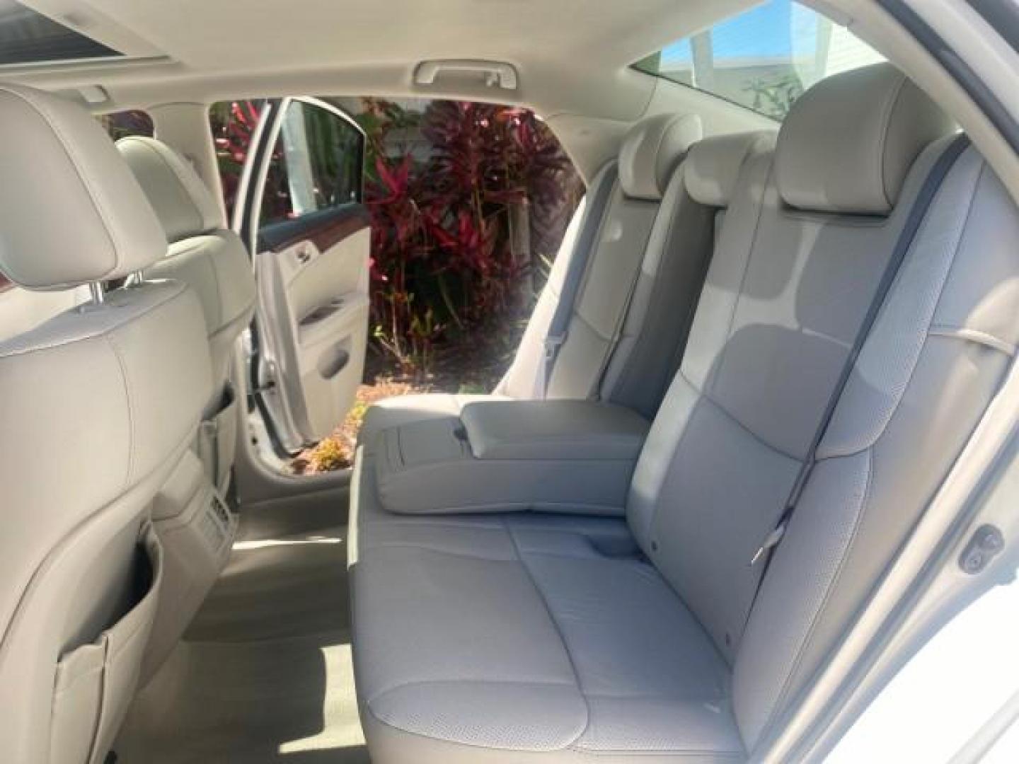 2011 Blizzard Pearl /Ivory Toyota Avalon Limited 1 OWNER FLORIDA LOW MILES 50,363 (4T1BK3DB6BU) with an 3.5L DOHC EFI 24-Valve V6 Engine engine, Automatic transmission, located at 4701 North Dixie Hwy, Pompano Beach, FL, 33064, (954) 422-2889, 26.240938, -80.123474 - OUR WEBPAGE FLORIDACARS1.COM HAS OVER 100 PHOTOS AND FREE CARFAX LINK 2011 TOYOTA AVALON LIMITED VIN: 4T1BK3DB6BU410051 4 T 1 B K 3 D B 6 B U 4 1 0 0 5 1 SEDAN 4 DR 3.5L V6 F DOHC 24V GASOLINE FRONT WHEEL DRIVE Top Features Alloy Wheels Navigation System Bluetooth Technology Parking Sensors Front Se - Photo#14