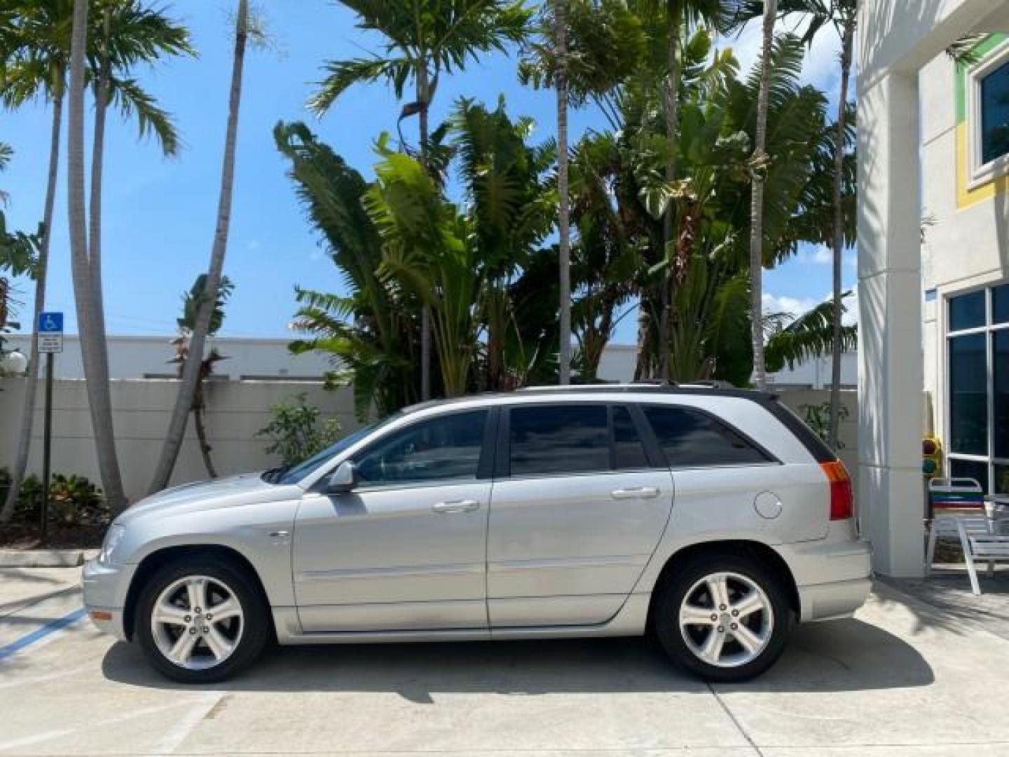 2008 Bright Silver Metallic /Pastel Slate Gray Chrysler Pacifica Touring 1 OWNER NC LOW MILES 55,531 (2A8GM68X38R) with an 4.0L SOHC V6 Engine engine, Automatic transmission, located at 4701 North Dixie Hwy, Pompano Beach, FL, 33064, (954) 422-2889, 26.240938, -80.123474 - OUR WEBPAGE FLORIDACARS1.COM HAS OVER 100 PHOTOS AND FREE CARFAX LINK 2008 CHRYSLER PACIFICA TOURING SIGNATURE SERIES $ 32,895 NEW! VIN: 2A8GM68X38R629737 2 A 8 G M 6 8 X 3 8 R 6 2 9 7 3 7 4 DOOR WAGON/SPORT UTILITY 4.0L V6 F SOHC 24V GASOLINE FRONT WHEEL DRIVE [29W] 29W TOURING SIGNATURE SERIES CUS - Photo#4