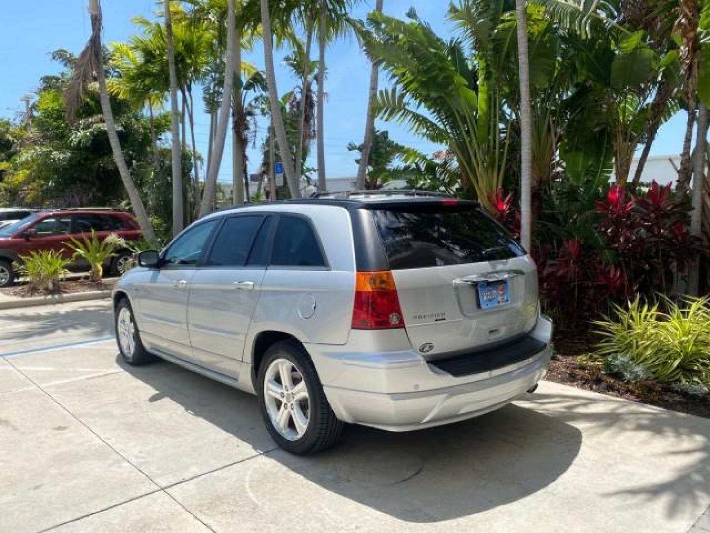 2008 Bright Silver Metallic /Pastel Slate Gray Chrysler Pacifica Touring 1 OWNER NC LOW MILES 55,531 (2A8GM68X38R) with an 4.0L SOHC V6 Engine engine, Automatic transmission, located at 4701 North Dixie Hwy, Pompano Beach, FL, 33064, (954) 422-2889, 26.240938, -80.123474 - OUR WEBPAGE FLORIDACARS1.COM HAS OVER 100 PHOTOS AND FREE CARFAX LINK 2008 CHRYSLER PACIFICA TOURING SIGNATURE SERIES $ 32,895 NEW! VIN: 2A8GM68X38R629737 2 A 8 G M 6 8 X 3 8 R 6 2 9 7 3 7 4 DOOR WAGON/SPORT UTILITY 4.0L V6 F SOHC 24V GASOLINE FRONT WHEEL DRIVE [29W] 29W TOURING SIGNATURE SERIES CUS - Photo#5