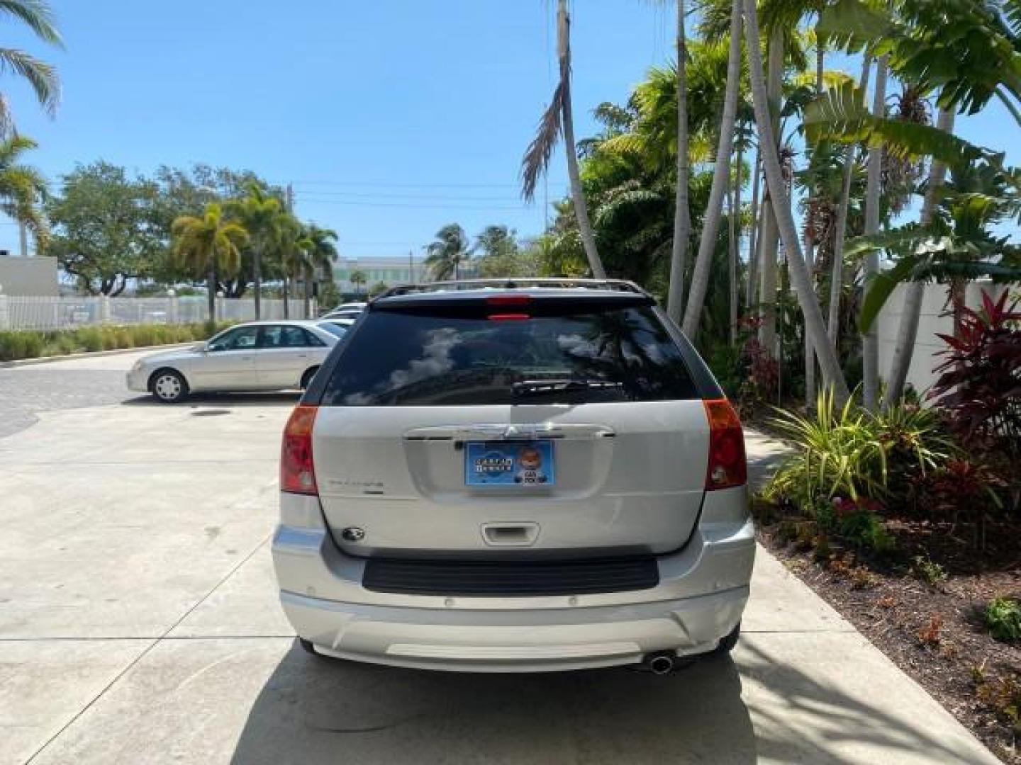 2008 Bright Silver Metallic /Pastel Slate Gray Chrysler Pacifica Touring 1 OWNER NC LOW MILES 55,531 (2A8GM68X38R) with an 4.0L SOHC V6 Engine engine, Automatic transmission, located at 4701 North Dixie Hwy, Pompano Beach, FL, 33064, (954) 422-2889, 26.240938, -80.123474 - OUR WEBPAGE FLORIDACARS1.COM HAS OVER 100 PHOTOS AND FREE CARFAX LINK 2008 CHRYSLER PACIFICA TOURING SIGNATURE SERIES $ 32,895 NEW! VIN: 2A8GM68X38R629737 2 A 8 G M 6 8 X 3 8 R 6 2 9 7 3 7 4 DOOR WAGON/SPORT UTILITY 4.0L V6 F SOHC 24V GASOLINE FRONT WHEEL DRIVE [29W] 29W TOURING SIGNATURE SERIES CUS - Photo#6