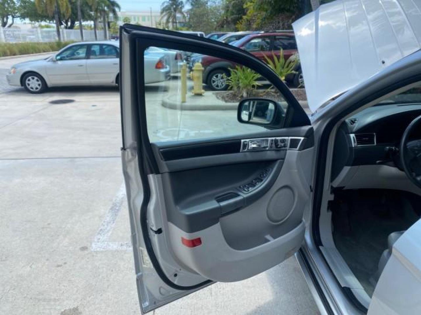 2008 Bright Silver Metallic /Pastel Slate Gray Chrysler Pacifica Touring 1 OWNER NC LOW MILES 55,531 (2A8GM68X38R) with an 4.0L SOHC V6 Engine engine, Automatic transmission, located at 4701 North Dixie Hwy, Pompano Beach, FL, 33064, (954) 422-2889, 26.240938, -80.123474 - OUR WEBPAGE FLORIDACARS1.COM HAS OVER 100 PHOTOS AND FREE CARFAX LINK 2008 CHRYSLER PACIFICA TOURING SIGNATURE SERIES $ 32,895 NEW! VIN: 2A8GM68X38R629737 2 A 8 G M 6 8 X 3 8 R 6 2 9 7 3 7 4 DOOR WAGON/SPORT UTILITY 4.0L V6 F SOHC 24V GASOLINE FRONT WHEEL DRIVE [29W] 29W TOURING SIGNATURE SERIES CUS - Photo#9