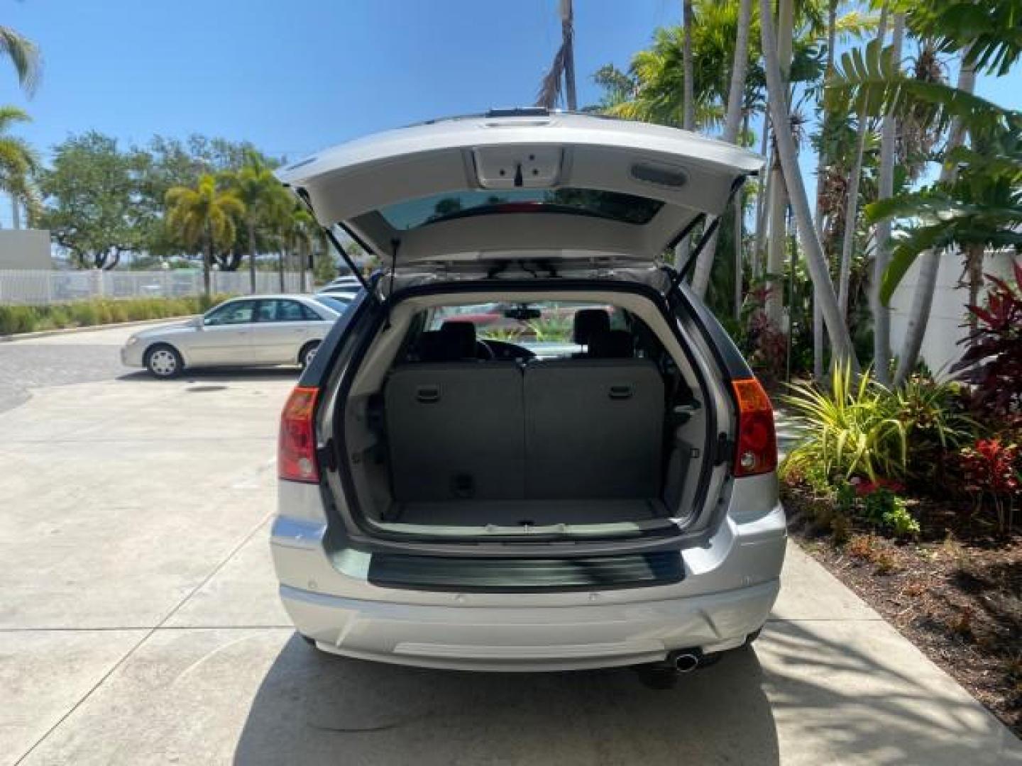 2008 Bright Silver Metallic /Pastel Slate Gray Chrysler Pacifica Touring 1 OWNER NC LOW MILES 55,531 (2A8GM68X38R) with an 4.0L SOHC V6 Engine engine, Automatic transmission, located at 4701 North Dixie Hwy, Pompano Beach, FL, 33064, (954) 422-2889, 26.240938, -80.123474 - OUR WEBPAGE FLORIDACARS1.COM HAS OVER 100 PHOTOS AND FREE CARFAX LINK 2008 CHRYSLER PACIFICA TOURING SIGNATURE SERIES $ 32,895 NEW! VIN: 2A8GM68X38R629737 2 A 8 G M 6 8 X 3 8 R 6 2 9 7 3 7 4 DOOR WAGON/SPORT UTILITY 4.0L V6 F SOHC 24V GASOLINE FRONT WHEEL DRIVE [29W] 29W TOURING SIGNATURE SERIES CUS - Photo#87