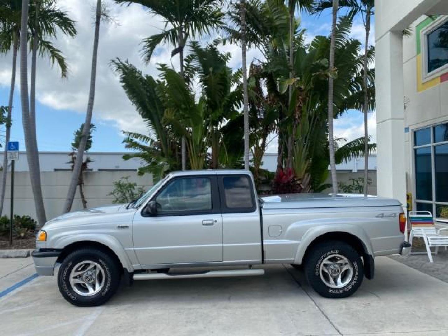 2002 Platinum Frost Metallic /Medium Graphite Mazda B-Series 3000 4WD Truck SE 1 OWNER (4F4ZR17U82T) with an 3.0L MFI V6 Engine engine, Automatic transmission, located at 4701 North Dixie Hwy, Pompano Beach, FL, 33064, (954) 422-2889, 26.240938, -80.123474 - OUR WEBPAGE FLORIDACARS1.COM HAS OVER 100 PHOTOS AND FREE CARFAX LINK 2002 MAZDA B-SERIES B3000 VIN: 4F4ZR17U82TM14728 4 F 4 Z R 1 7 U 8 2 T M 1 4 7 2 8 CLUB CAB PICKUP 3.0L V6 F GASOLINE REAR WHEEL DRIVE W/ 4X4 Top Features 4WD/AWD Cloth Seats Alloy Wheels Running Boards Bed Cover Tow Hitch Bed Lin - Photo#4