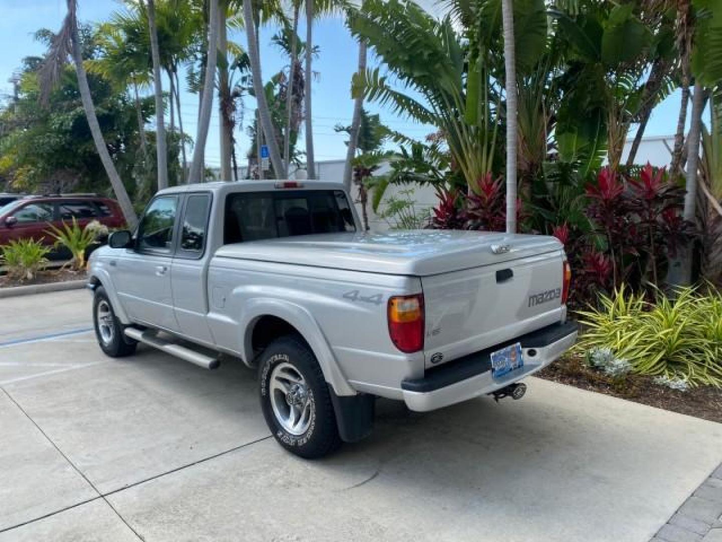 2002 Platinum Frost Metallic /Medium Graphite Mazda B-Series 3000 4WD Truck SE 1 OWNER (4F4ZR17U82T) with an 3.0L MFI V6 Engine engine, Automatic transmission, located at 4701 North Dixie Hwy, Pompano Beach, FL, 33064, (954) 422-2889, 26.240938, -80.123474 - OUR WEBPAGE FLORIDACARS1.COM HAS OVER 100 PHOTOS AND FREE CARFAX LINK 2002 MAZDA B-SERIES B3000 VIN: 4F4ZR17U82TM14728 4 F 4 Z R 1 7 U 8 2 T M 1 4 7 2 8 CLUB CAB PICKUP 3.0L V6 F GASOLINE REAR WHEEL DRIVE W/ 4X4 Top Features 4WD/AWD Cloth Seats Alloy Wheels Running Boards Bed Cover Tow Hitch Bed Lin - Photo#5
