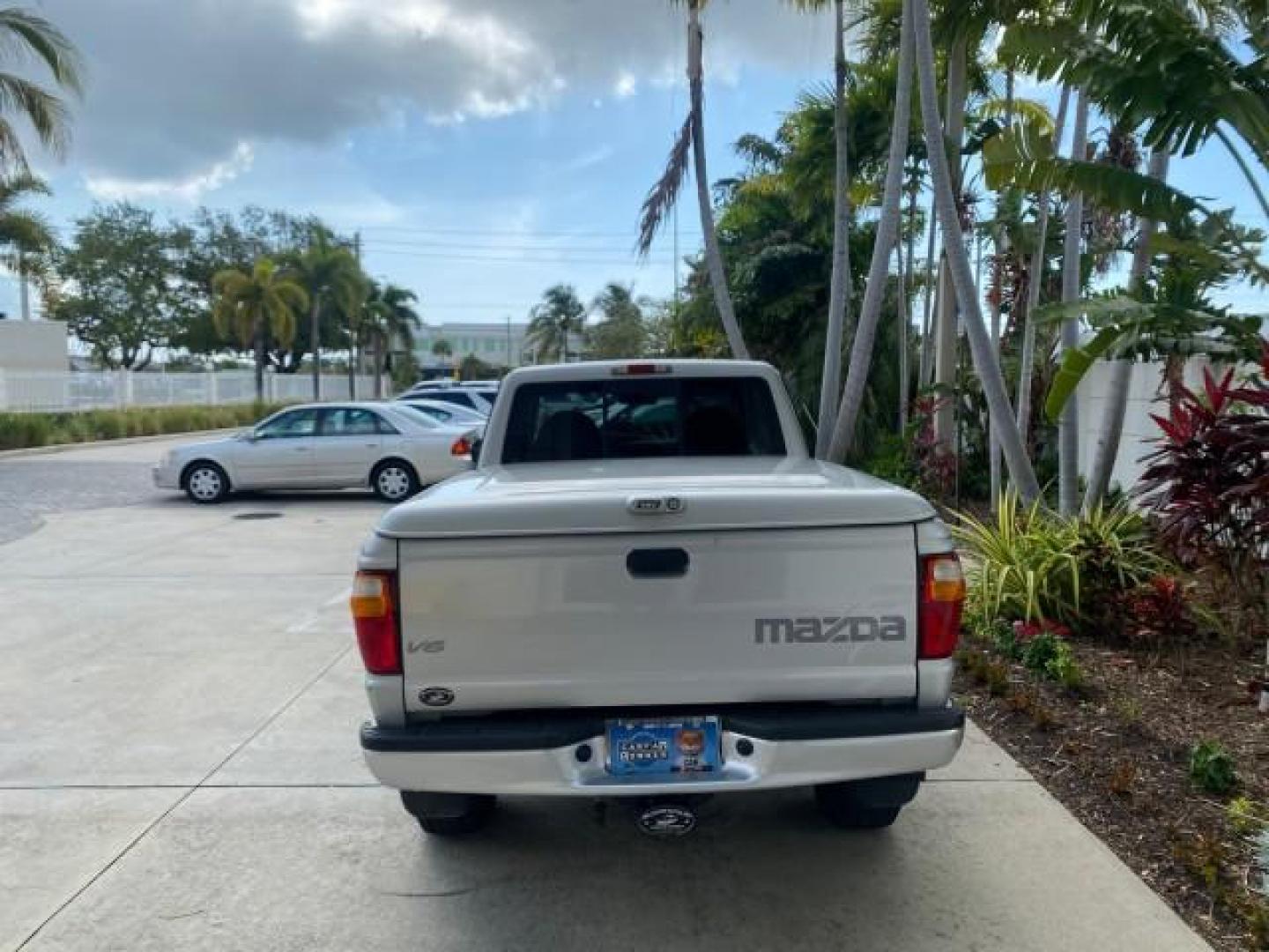 2002 Platinum Frost Metallic /Medium Graphite Mazda B-Series 3000 4WD Truck SE 1 OWNER (4F4ZR17U82T) with an 3.0L MFI V6 Engine engine, Automatic transmission, located at 4701 North Dixie Hwy, Pompano Beach, FL, 33064, (954) 422-2889, 26.240938, -80.123474 - OUR WEBPAGE FLORIDACARS1.COM HAS OVER 100 PHOTOS AND FREE CARFAX LINK 2002 MAZDA B-SERIES B3000 VIN: 4F4ZR17U82TM14728 4 F 4 Z R 1 7 U 8 2 T M 1 4 7 2 8 CLUB CAB PICKUP 3.0L V6 F GASOLINE REAR WHEEL DRIVE W/ 4X4 Top Features 4WD/AWD Cloth Seats Alloy Wheels Running Boards Bed Cover Tow Hitch Bed Lin - Photo#6