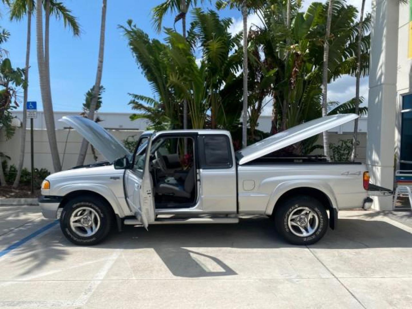 2002 Platinum Frost Metallic /Medium Graphite Mazda B-Series 3000 4WD Truck SE 1 OWNER (4F4ZR17U82T) with an 3.0L MFI V6 Engine engine, Automatic transmission, located at 4701 North Dixie Hwy, Pompano Beach, FL, 33064, (954) 422-2889, 26.240938, -80.123474 - OUR WEBPAGE FLORIDACARS1.COM HAS OVER 100 PHOTOS AND FREE CARFAX LINK 2002 MAZDA B-SERIES B3000 VIN: 4F4ZR17U82TM14728 4 F 4 Z R 1 7 U 8 2 T M 1 4 7 2 8 CLUB CAB PICKUP 3.0L V6 F GASOLINE REAR WHEEL DRIVE W/ 4X4 Top Features 4WD/AWD Cloth Seats Alloy Wheels Running Boards Bed Cover Tow Hitch Bed Lin - Photo#8