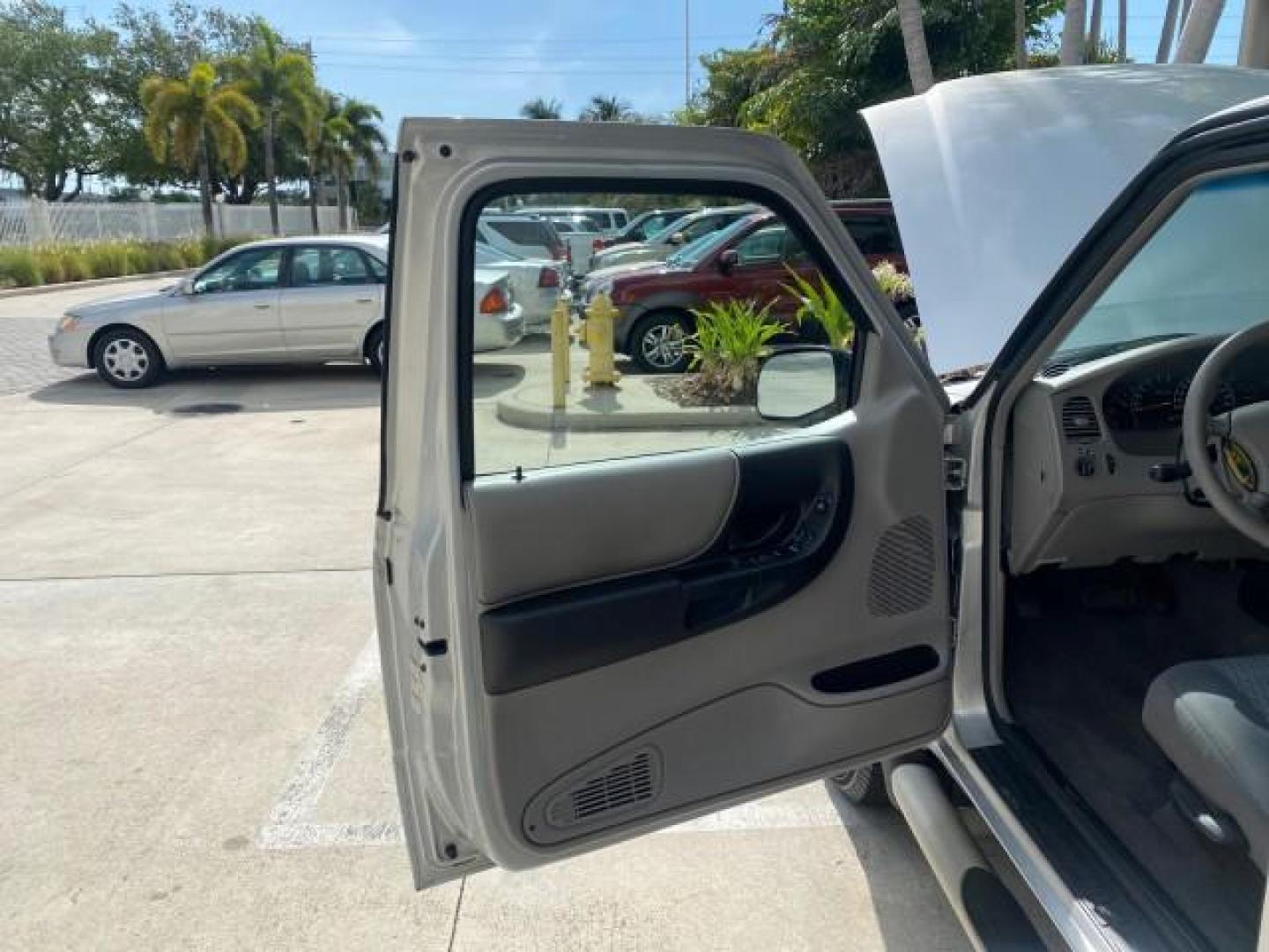 2002 Platinum Frost Metallic /Medium Graphite Mazda B-Series 3000 4WD Truck SE 1 OWNER (4F4ZR17U82T) with an 3.0L MFI V6 Engine engine, Automatic transmission, located at 4701 North Dixie Hwy, Pompano Beach, FL, 33064, (954) 422-2889, 26.240938, -80.123474 - OUR WEBPAGE FLORIDACARS1.COM HAS OVER 100 PHOTOS AND FREE CARFAX LINK 2002 MAZDA B-SERIES B3000 VIN: 4F4ZR17U82TM14728 4 F 4 Z R 1 7 U 8 2 T M 1 4 7 2 8 CLUB CAB PICKUP 3.0L V6 F GASOLINE REAR WHEEL DRIVE W/ 4X4 Top Features 4WD/AWD Cloth Seats Alloy Wheels Running Boards Bed Cover Tow Hitch Bed Lin - Photo#9
