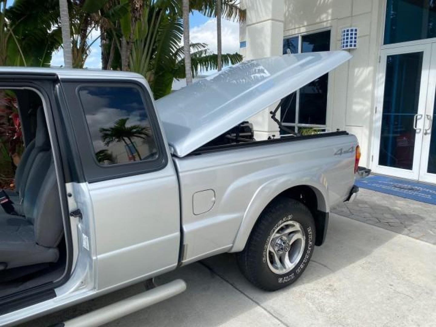2002 Platinum Frost Metallic /Medium Graphite Mazda B-Series 3000 4WD Truck SE 1 OWNER (4F4ZR17U82T) with an 3.0L MFI V6 Engine engine, Automatic transmission, located at 4701 North Dixie Hwy, Pompano Beach, FL, 33064, (954) 422-2889, 26.240938, -80.123474 - OUR WEBPAGE FLORIDACARS1.COM HAS OVER 100 PHOTOS AND FREE CARFAX LINK 2002 MAZDA B-SERIES B3000 VIN: 4F4ZR17U82TM14728 4 F 4 Z R 1 7 U 8 2 T M 1 4 7 2 8 CLUB CAB PICKUP 3.0L V6 F GASOLINE REAR WHEEL DRIVE W/ 4X4 Top Features 4WD/AWD Cloth Seats Alloy Wheels Running Boards Bed Cover Tow Hitch Bed Lin - Photo#13