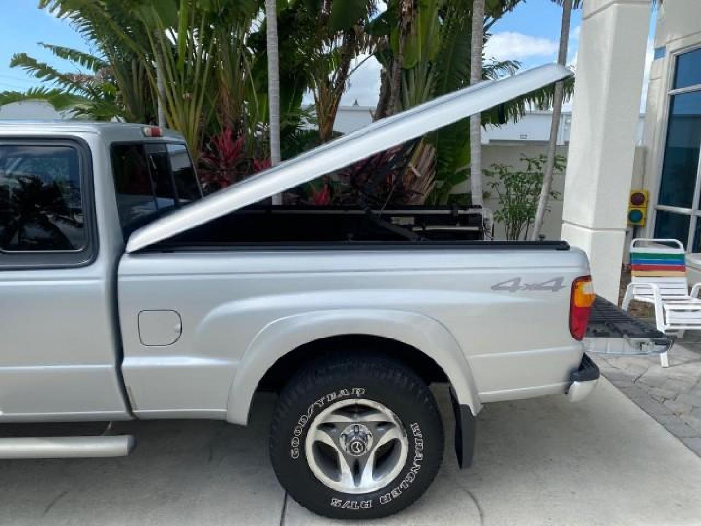 2002 Platinum Frost Metallic /Medium Graphite Mazda B-Series 3000 4WD Truck SE 1 OWNER (4F4ZR17U82T) with an 3.0L MFI V6 Engine engine, Automatic transmission, located at 4701 North Dixie Hwy, Pompano Beach, FL, 33064, (954) 422-2889, 26.240938, -80.123474 - OUR WEBPAGE FLORIDACARS1.COM HAS OVER 100 PHOTOS AND FREE CARFAX LINK 2002 MAZDA B-SERIES B3000 VIN: 4F4ZR17U82TM14728 4 F 4 Z R 1 7 U 8 2 T M 1 4 7 2 8 CLUB CAB PICKUP 3.0L V6 F GASOLINE REAR WHEEL DRIVE W/ 4X4 Top Features 4WD/AWD Cloth Seats Alloy Wheels Running Boards Bed Cover Tow Hitch Bed Lin - Photo#14