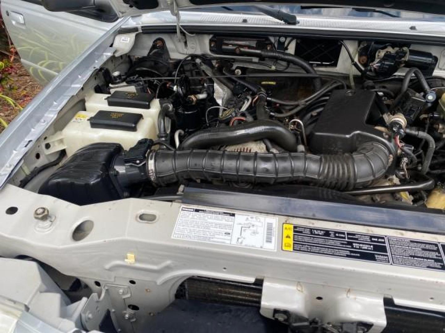 2002 Platinum Frost Metallic /Medium Graphite Mazda B-Series 3000 4WD Truck SE 1 OWNER (4F4ZR17U82T) with an 3.0L MFI V6 Engine engine, Automatic transmission, located at 4701 North Dixie Hwy, Pompano Beach, FL, 33064, (954) 422-2889, 26.240938, -80.123474 - OUR WEBPAGE FLORIDACARS1.COM HAS OVER 100 PHOTOS AND FREE CARFAX LINK 2002 MAZDA B-SERIES B3000 VIN: 4F4ZR17U82TM14728 4 F 4 Z R 1 7 U 8 2 T M 1 4 7 2 8 CLUB CAB PICKUP 3.0L V6 F GASOLINE REAR WHEEL DRIVE W/ 4X4 Top Features 4WD/AWD Cloth Seats Alloy Wheels Running Boards Bed Cover Tow Hitch Bed Lin - Photo#24