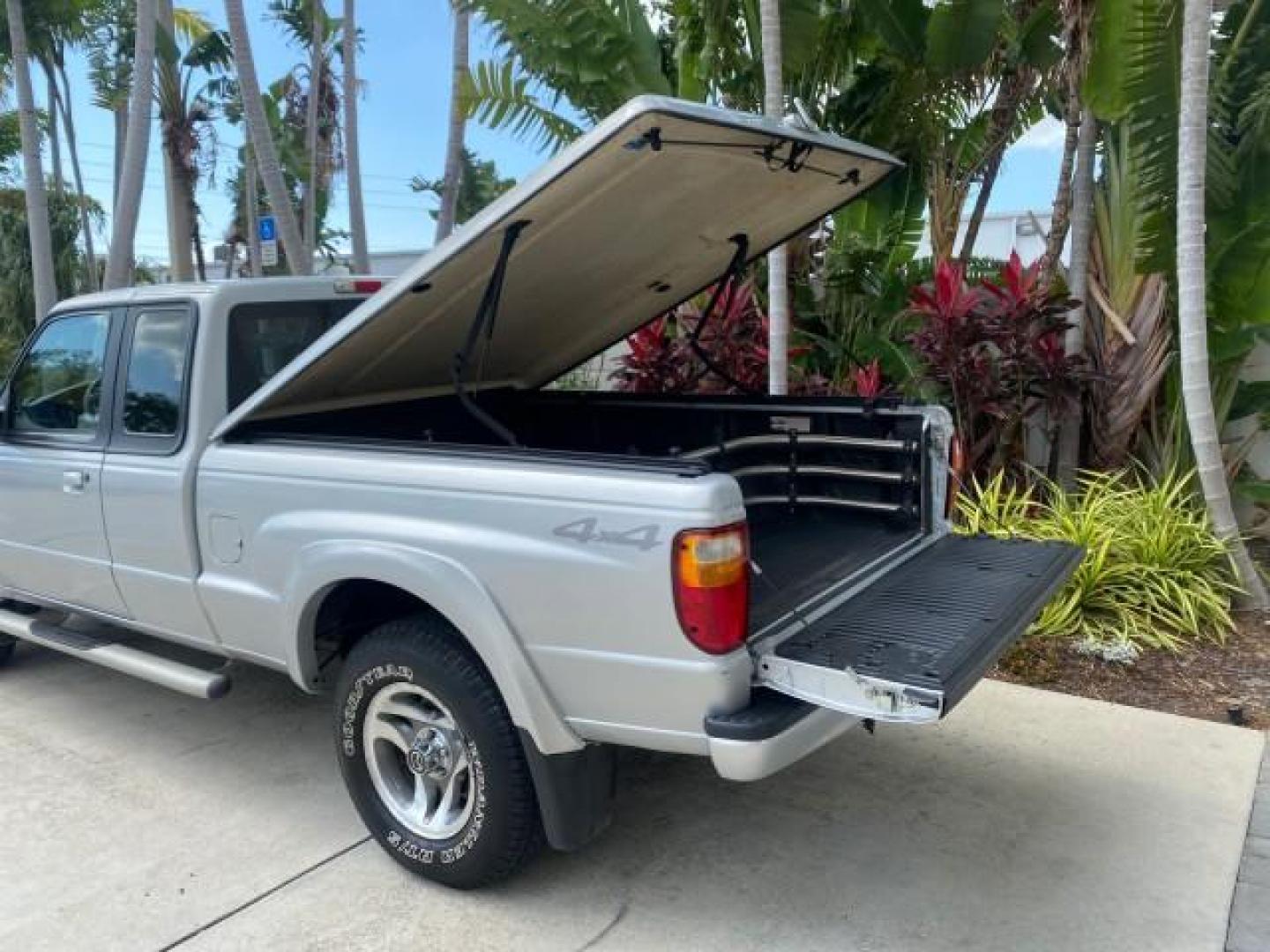 2002 Platinum Frost Metallic /Medium Graphite Mazda B-Series 3000 4WD Truck SE 1 OWNER (4F4ZR17U82T) with an 3.0L MFI V6 Engine engine, Automatic transmission, located at 4701 North Dixie Hwy, Pompano Beach, FL, 33064, (954) 422-2889, 26.240938, -80.123474 - OUR WEBPAGE FLORIDACARS1.COM HAS OVER 100 PHOTOS AND FREE CARFAX LINK 2002 MAZDA B-SERIES B3000 VIN: 4F4ZR17U82TM14728 4 F 4 Z R 1 7 U 8 2 T M 1 4 7 2 8 CLUB CAB PICKUP 3.0L V6 F GASOLINE REAR WHEEL DRIVE W/ 4X4 Top Features 4WD/AWD Cloth Seats Alloy Wheels Running Boards Bed Cover Tow Hitch Bed Lin - Photo#74
