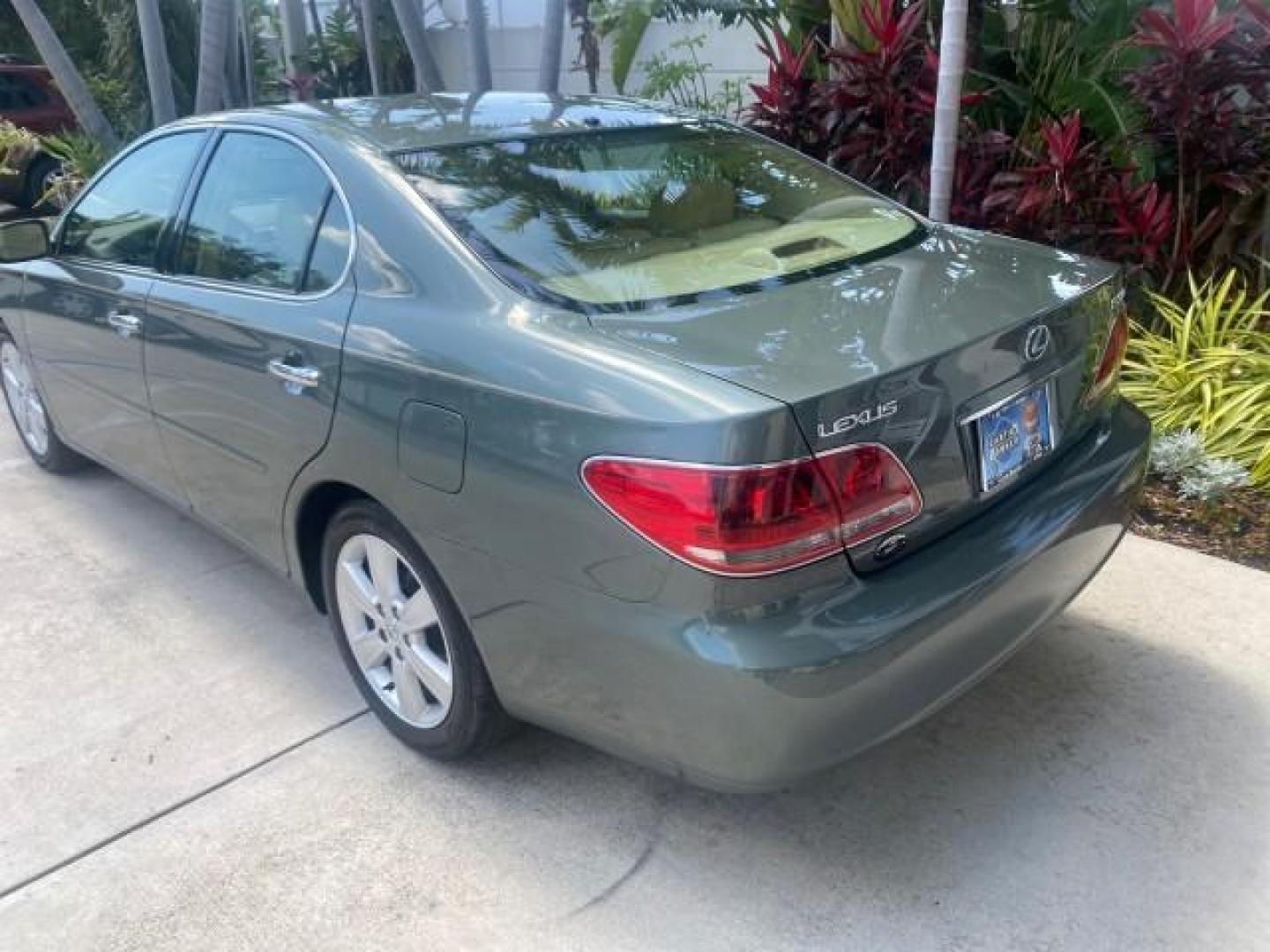 2005 Oasis Green Pearl /Ash Lexus ES 330 1 OWNER LOW MILES 62,870 (JTHBA30GX55) with an 3.3L DOHC EFI 24-Valve V6 Engine engine, Automatic transmission, located at 4701 North Dixie Hwy, Pompano Beach, FL, 33064, (954) 422-2889, 26.240938, -80.123474 - OUR WEBPAGE FLORIDACARS1.COM HAS OVER 100 PHOTOS AND FREE CARFAX LINK 2005 LEXUS ES 330 SUNROOF LOADED NON SMOKERS VIN: JTHBA30GX55134432 J T H B A 3 0 G X 5 5 1 3 4 4 3 2 SEDAN 4 DR 3.3L V6 F 24V GASOLINE 29 MPG FRONT WHEEL DRIVE Top Features A/C Seat(s) Mark Levinson Sound Alloy Wheels Memory Seat - Photo#79