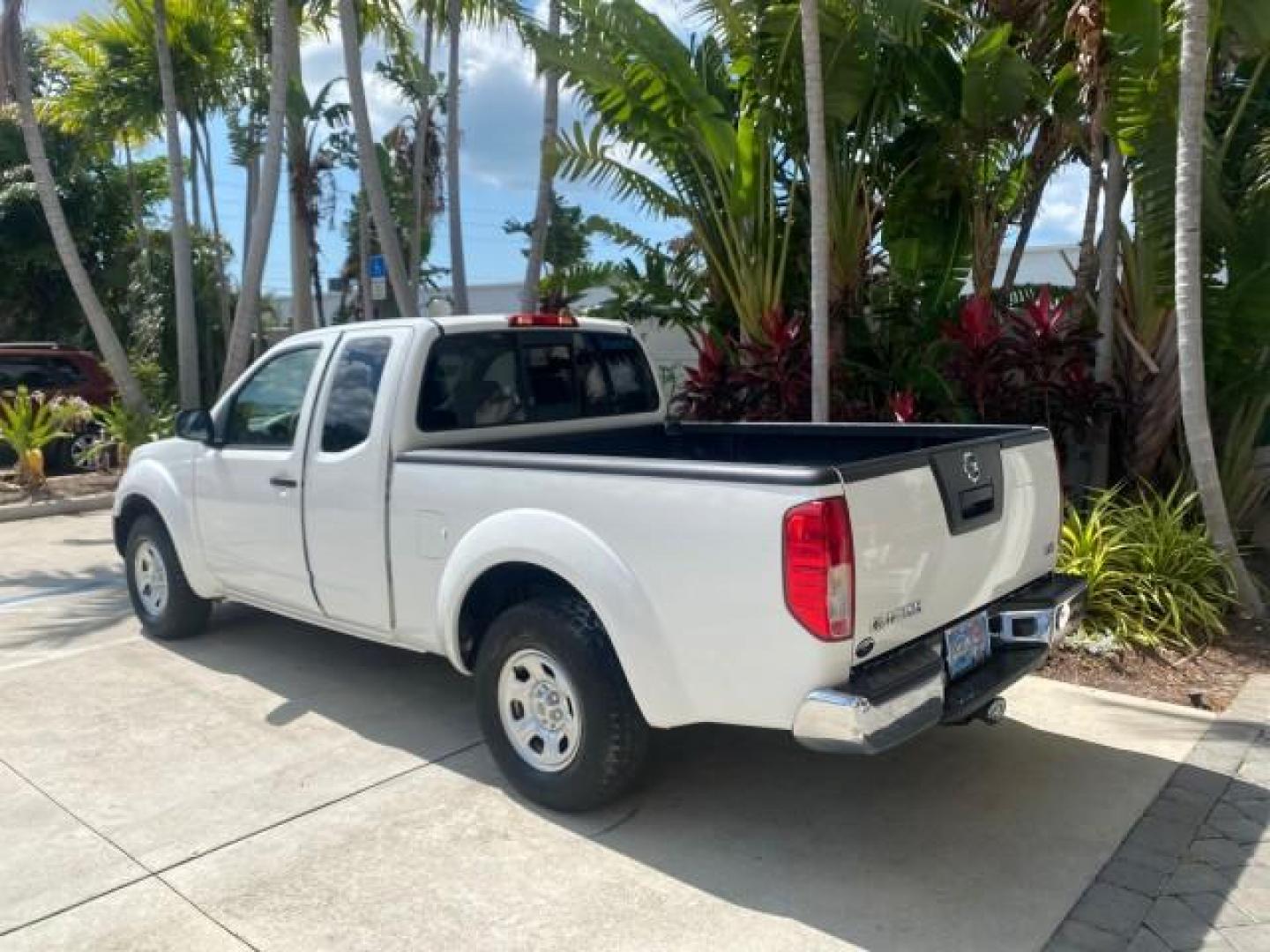 2006 Avalanche /Steel Nissan Frontier XE LOW MILES NO ACCIDENTS (1N6BD06TX6C) with an 2.5L DOHC 16-Valve 4-Cyl Engine engine, Automatic transmission, located at 4701 North Dixie Hwy, Pompano Beach, FL, 33064, (954) 422-2889, 26.240938, -80.123474 - OUR WEBPAGE FLORIDACARS1.COM HAS OVER 100 PHOTOS AND FREE CARFAX LINK 2006 NISSAN FRONTIER XE VIN: 1N6BD06TX6C402109 1 N 6 B D 0 6 T X 6 C 4 0 2 1 0 9 CLUB CAB PICKUP 4 DR 2.5L I4 F DOHC 16V 4 CYL 24 MPG GASOLINE REAR WHEEL DRIVE Top Features Bed Liner Tow Hitch Cloth Seats Basic Features ABS Brakes - Photo#5