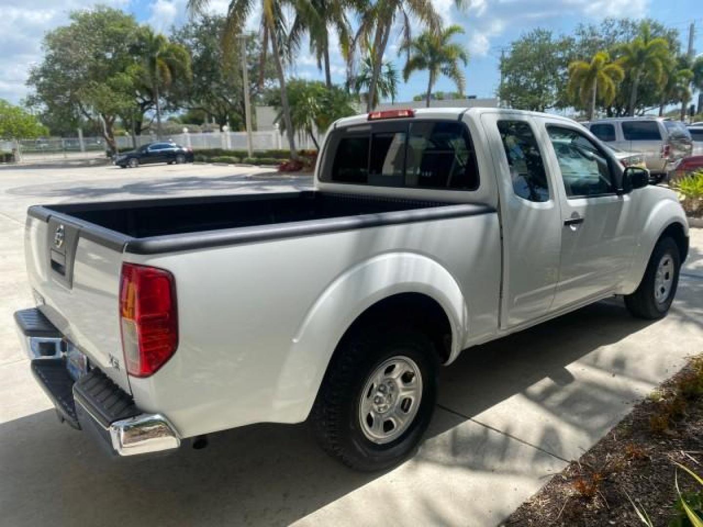 2006 Avalanche /Steel Nissan Frontier XE LOW MILES NO ACCIDENTS (1N6BD06TX6C) with an 2.5L DOHC 16-Valve 4-Cyl Engine engine, Automatic transmission, located at 4701 North Dixie Hwy, Pompano Beach, FL, 33064, (954) 422-2889, 26.240938, -80.123474 - OUR WEBPAGE FLORIDACARS1.COM HAS OVER 100 PHOTOS AND FREE CARFAX LINK 2006 NISSAN FRONTIER XE VIN: 1N6BD06TX6C402109 1 N 6 B D 0 6 T X 6 C 4 0 2 1 0 9 CLUB CAB PICKUP 4 DR 2.5L I4 F DOHC 16V 4 CYL 24 MPG GASOLINE REAR WHEEL DRIVE Top Features Bed Liner Tow Hitch Cloth Seats Basic Features ABS Brakes - Photo#7