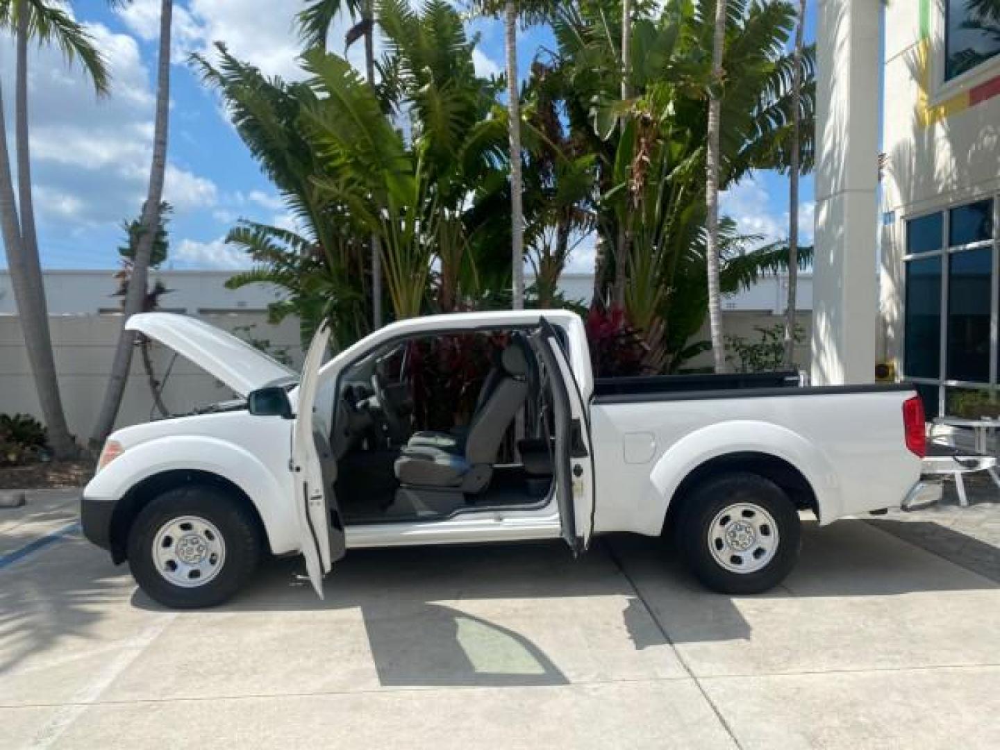 2006 Avalanche /Steel Nissan Frontier XE LOW MILES NO ACCIDENTS (1N6BD06TX6C) with an 2.5L DOHC 16-Valve 4-Cyl Engine engine, Automatic transmission, located at 4701 North Dixie Hwy, Pompano Beach, FL, 33064, (954) 422-2889, 26.240938, -80.123474 - OUR WEBPAGE FLORIDACARS1.COM HAS OVER 100 PHOTOS AND FREE CARFAX LINK 2006 NISSAN FRONTIER XE VIN: 1N6BD06TX6C402109 1 N 6 B D 0 6 T X 6 C 4 0 2 1 0 9 CLUB CAB PICKUP 4 DR 2.5L I4 F DOHC 16V 4 CYL 24 MPG GASOLINE REAR WHEEL DRIVE Top Features Bed Liner Tow Hitch Cloth Seats Basic Features ABS Brakes - Photo#8