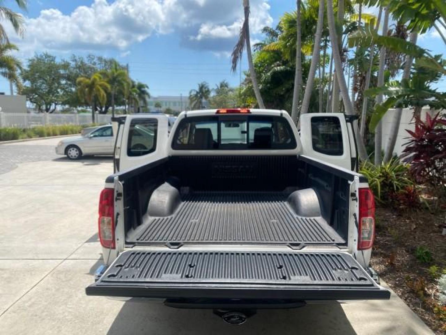 2006 Avalanche /Steel Nissan Frontier XE LOW MILES NO ACCIDENTS (1N6BD06TX6C) with an 2.5L DOHC 16-Valve 4-Cyl Engine engine, Automatic transmission, located at 4701 North Dixie Hwy, Pompano Beach, FL, 33064, (954) 422-2889, 26.240938, -80.123474 - OUR WEBPAGE FLORIDACARS1.COM HAS OVER 100 PHOTOS AND FREE CARFAX LINK 2006 NISSAN FRONTIER XE VIN: 1N6BD06TX6C402109 1 N 6 B D 0 6 T X 6 C 4 0 2 1 0 9 CLUB CAB PICKUP 4 DR 2.5L I4 F DOHC 16V 4 CYL 24 MPG GASOLINE REAR WHEEL DRIVE Top Features Bed Liner Tow Hitch Cloth Seats Basic Features ABS Brakes - Photo#15