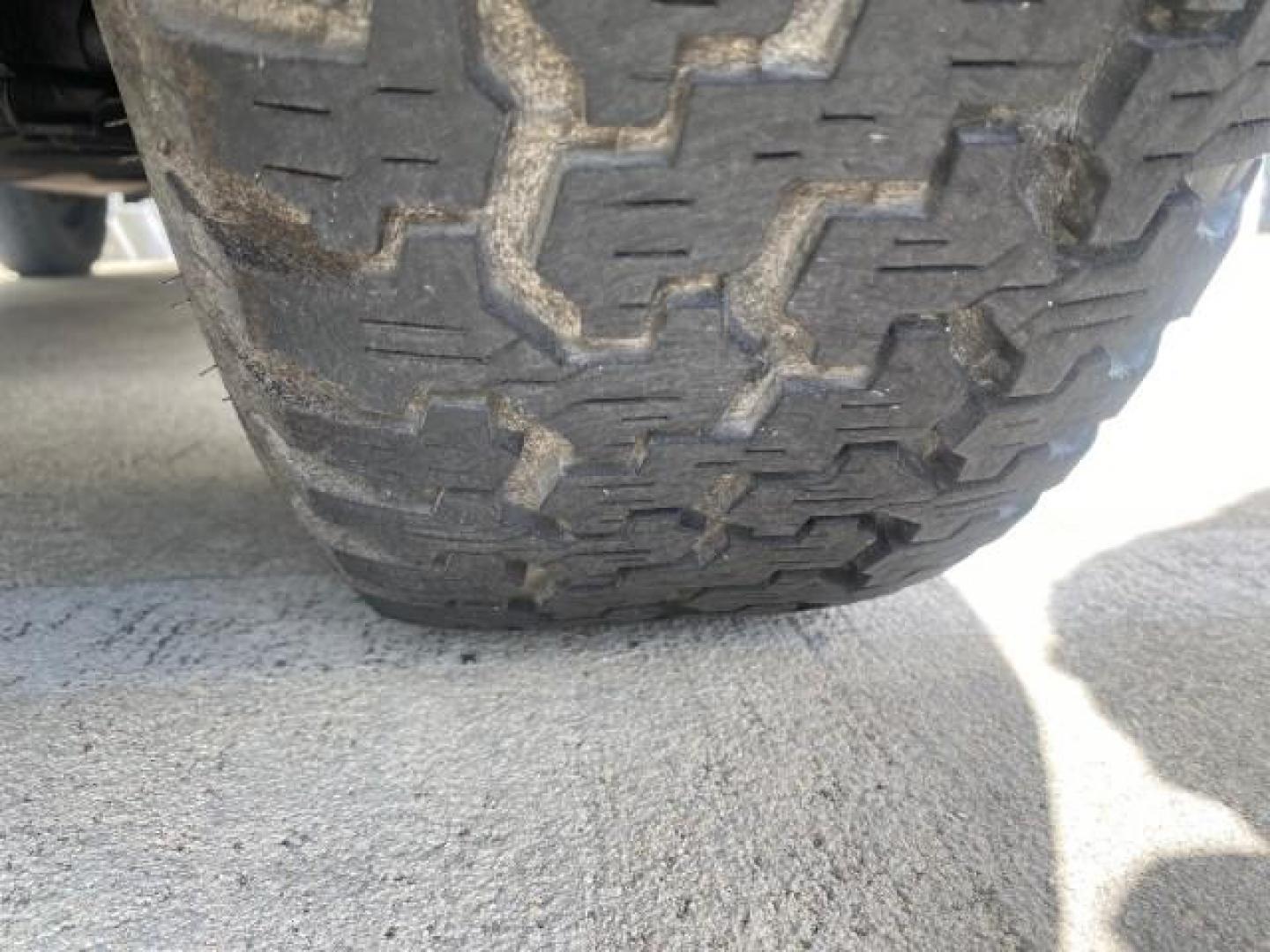 2006 Avalanche /Steel Nissan Frontier XE LOW MILES NO ACCIDENTS (1N6BD06TX6C) with an 2.5L DOHC 16-Valve 4-Cyl Engine engine, Automatic transmission, located at 4701 North Dixie Hwy, Pompano Beach, FL, 33064, (954) 422-2889, 26.240938, -80.123474 - OUR WEBPAGE FLORIDACARS1.COM HAS OVER 100 PHOTOS AND FREE CARFAX LINK 2006 NISSAN FRONTIER XE VIN: 1N6BD06TX6C402109 1 N 6 B D 0 6 T X 6 C 4 0 2 1 0 9 CLUB CAB PICKUP 4 DR 2.5L I4 F DOHC 16V 4 CYL 24 MPG GASOLINE REAR WHEEL DRIVE Top Features Bed Liner Tow Hitch Cloth Seats Basic Features ABS Brakes - Photo#20