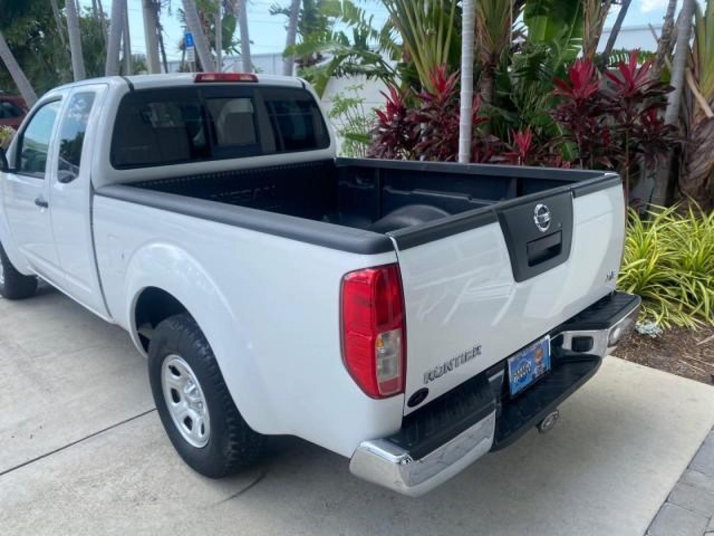 2006 Avalanche /Steel Nissan Frontier XE LOW MILES NO ACCIDENTS (1N6BD06TX6C) with an 2.5L DOHC 16-Valve 4-Cyl Engine engine, Automatic transmission, located at 4701 North Dixie Hwy, Pompano Beach, FL, 33064, (954) 422-2889, 26.240938, -80.123474 - OUR WEBPAGE FLORIDACARS1.COM HAS OVER 100 PHOTOS AND FREE CARFAX LINK 2006 NISSAN FRONTIER XE VIN: 1N6BD06TX6C402109 1 N 6 B D 0 6 T X 6 C 4 0 2 1 0 9 CLUB CAB PICKUP 4 DR 2.5L I4 F DOHC 16V 4 CYL 24 MPG GASOLINE REAR WHEEL DRIVE Top Features Bed Liner Tow Hitch Cloth Seats Basic Features ABS Brakes - Photo#72