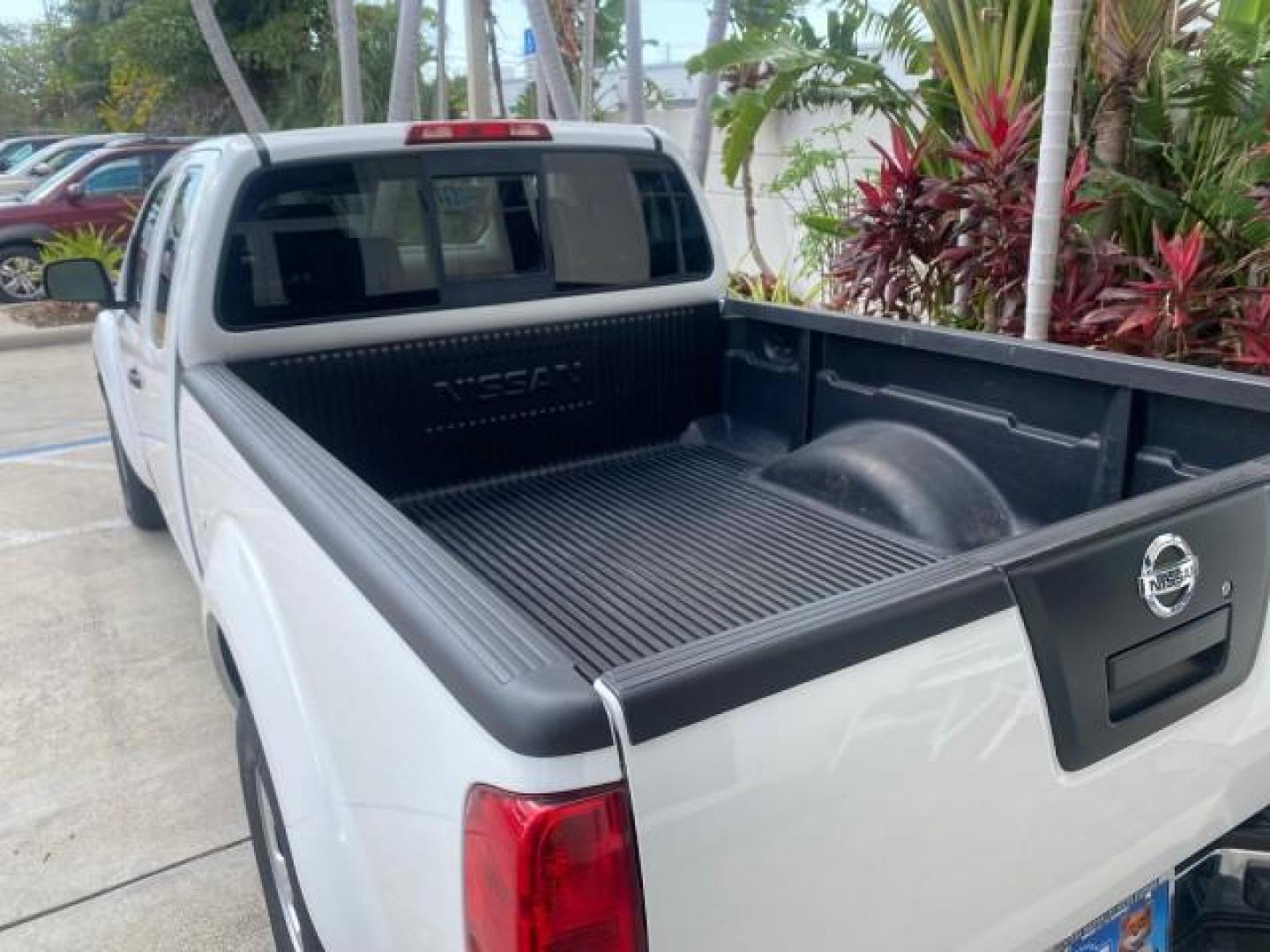 2006 Avalanche /Steel Nissan Frontier XE LOW MILES NO ACCIDENTS (1N6BD06TX6C) with an 2.5L DOHC 16-Valve 4-Cyl Engine engine, Automatic transmission, located at 4701 North Dixie Hwy, Pompano Beach, FL, 33064, (954) 422-2889, 26.240938, -80.123474 - OUR WEBPAGE FLORIDACARS1.COM HAS OVER 100 PHOTOS AND FREE CARFAX LINK 2006 NISSAN FRONTIER XE VIN: 1N6BD06TX6C402109 1 N 6 B D 0 6 T X 6 C 4 0 2 1 0 9 CLUB CAB PICKUP 4 DR 2.5L I4 F DOHC 16V 4 CYL 24 MPG GASOLINE REAR WHEEL DRIVE Top Features Bed Liner Tow Hitch Cloth Seats Basic Features ABS Brakes - Photo#73