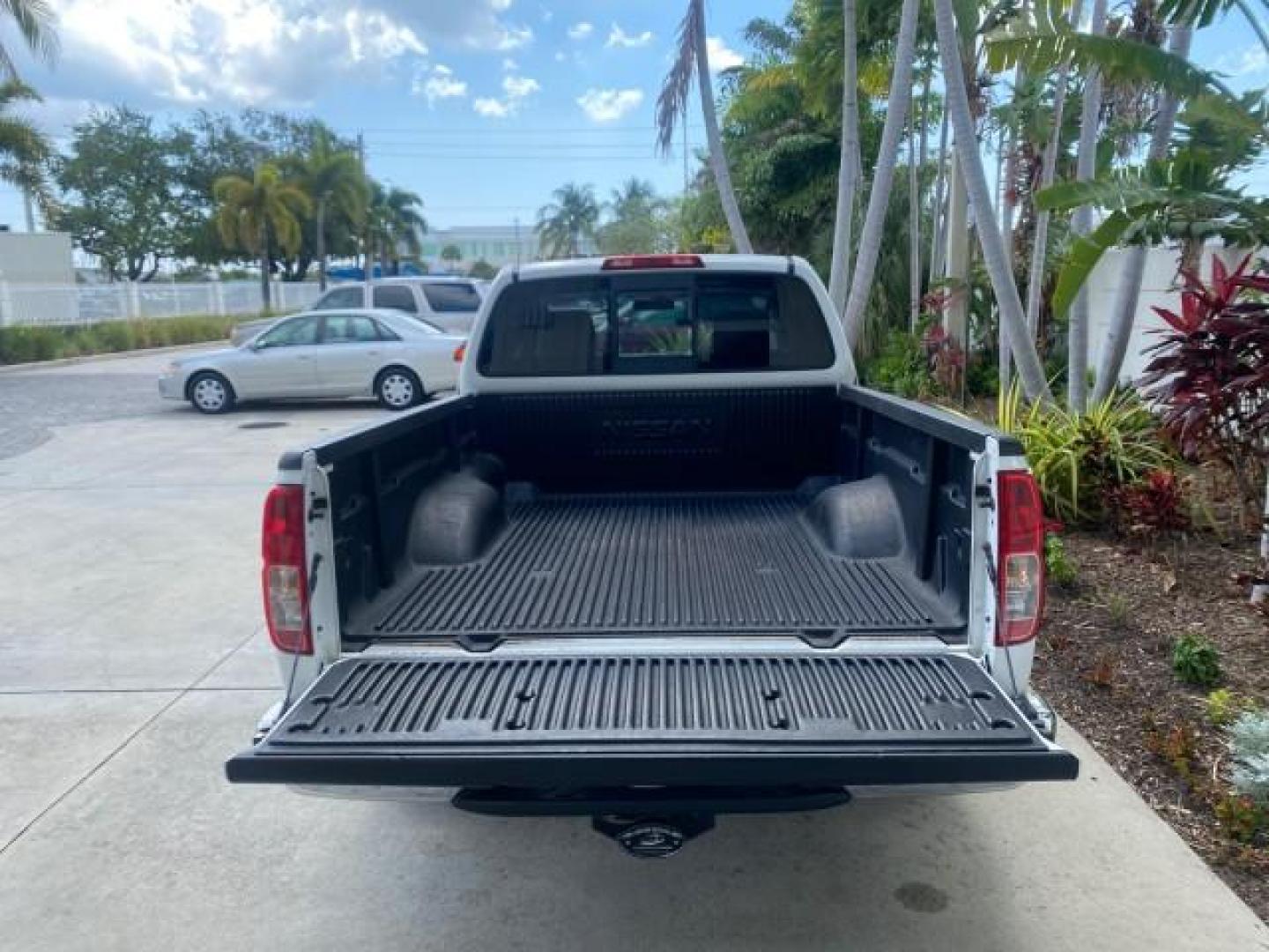 2006 Avalanche /Steel Nissan Frontier XE LOW MILES NO ACCIDENTS (1N6BD06TX6C) with an 2.5L DOHC 16-Valve 4-Cyl Engine engine, Automatic transmission, located at 4701 North Dixie Hwy, Pompano Beach, FL, 33064, (954) 422-2889, 26.240938, -80.123474 - OUR WEBPAGE FLORIDACARS1.COM HAS OVER 100 PHOTOS AND FREE CARFAX LINK 2006 NISSAN FRONTIER XE VIN: 1N6BD06TX6C402109 1 N 6 B D 0 6 T X 6 C 4 0 2 1 0 9 CLUB CAB PICKUP 4 DR 2.5L I4 F DOHC 16V 4 CYL 24 MPG GASOLINE REAR WHEEL DRIVE Top Features Bed Liner Tow Hitch Cloth Seats Basic Features ABS Brakes - Photo#79