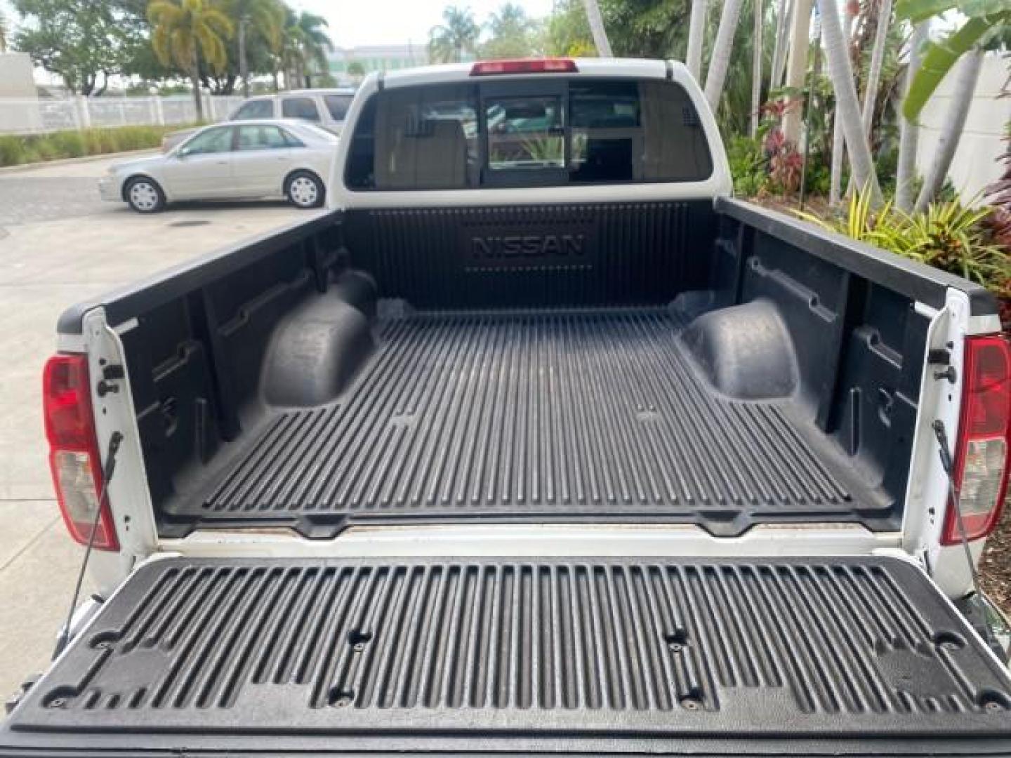 2006 Avalanche /Steel Nissan Frontier XE LOW MILES NO ACCIDENTS (1N6BD06TX6C) with an 2.5L DOHC 16-Valve 4-Cyl Engine engine, Automatic transmission, located at 4701 North Dixie Hwy, Pompano Beach, FL, 33064, (954) 422-2889, 26.240938, -80.123474 - OUR WEBPAGE FLORIDACARS1.COM HAS OVER 100 PHOTOS AND FREE CARFAX LINK 2006 NISSAN FRONTIER XE VIN: 1N6BD06TX6C402109 1 N 6 B D 0 6 T X 6 C 4 0 2 1 0 9 CLUB CAB PICKUP 4 DR 2.5L I4 F DOHC 16V 4 CYL 24 MPG GASOLINE REAR WHEEL DRIVE Top Features Bed Liner Tow Hitch Cloth Seats Basic Features ABS Brakes - Photo#80