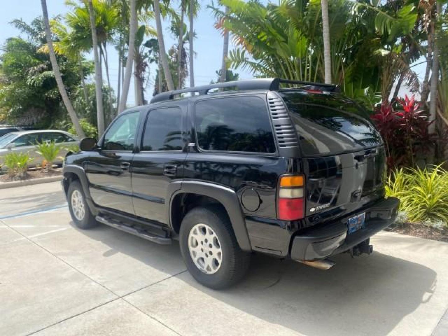 2005 Black /Gray/Dark Charcoal Chevrolet Tahoe LS Z71 1 OWNER LOW MILES 82,796 (1GNEC13T85R) with an 5.3L Vortec 5300 V8 SFI Engine engine, Automatic transmission, located at 4701 North Dixie Hwy, Pompano Beach, FL, 33064, (954) 422-2889, 26.240938, -80.123474 - OUR WEBPAGE FLORIDACARS1.COM HAS OVER 100 PHOTOS AND FREE CARFAX LINK 2005 CHEVROLET TAHOE LS 1 OWNER NO ACCIDENTS16 SERVICE RECORDS VIN: 1GNEC13T85R212888 1 G N E C 1 3 T 8 5 R 2 1 2 8 8 8 4 DOOR WAGON/SPORT UTILITY 5.3L V8 F GASOLINE REAR WHEEL DRIVE Top Features Alloy Wheels Rear Air Conditioning - Photo#5