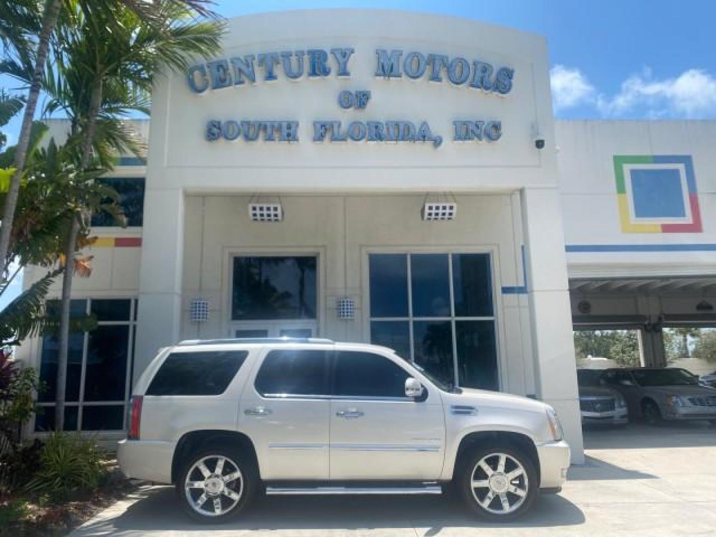 2013 White Diamond Tricoat /Cashmere w/Cocoa Accents Cadillac Escalade Luxury 1 OWNER LOW MILES 68,274 (1GYS3BEF3DR) with an 6.2L Vortec 1000 V8 SFI E85 Engine engine, Automatic transmission, located at 4701 North Dixie Hwy, Pompano Beach, FL, 33064, (954) 422-2889, 26.240938, -80.123474 - OUR WEBPAGE FLORIDACARS1.COM HAS OVER 100 PHOTOS AND FREE CARFAX LINK 2013 CADILLAC ESCALADE LUXURY $ 69,785 NEW 1 G Y S 3 B E F 3 D R 1 6 0 5 8 6 4 DOOR WAGON/SPORT UTILITY 6.2L V8 F OHV 16V FLEX FUEL REAR WHEEL DRIVE Top Features 20 Inch Plus Wheels Parking Sensors A/C Seat(s) Power Hatch/Deck Lid - Photo#0