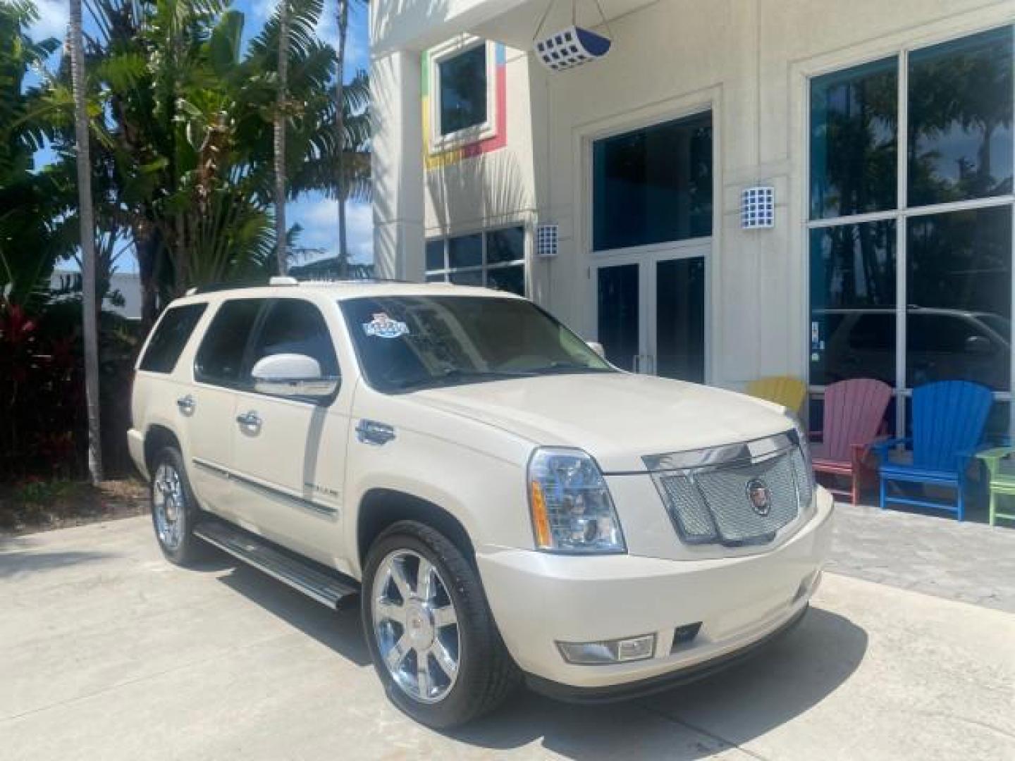 2013 White Diamond Tricoat /Cashmere w/Cocoa Accents Cadillac Escalade Luxury 1 OWNER LOW MILES 68,274 (1GYS3BEF3DR) with an 6.2L Vortec 1000 V8 SFI E85 Engine engine, Automatic transmission, located at 4701 North Dixie Hwy, Pompano Beach, FL, 33064, (954) 422-2889, 26.240938, -80.123474 - OUR WEBPAGE FLORIDACARS1.COM HAS OVER 100 PHOTOS AND FREE CARFAX LINK 2013 CADILLAC ESCALADE LUXURY $ 69,785 NEW 1 G Y S 3 B E F 3 D R 1 6 0 5 8 6 4 DOOR WAGON/SPORT UTILITY 6.2L V8 F OHV 16V FLEX FUEL REAR WHEEL DRIVE Top Features 20 Inch Plus Wheels Parking Sensors A/C Seat(s) Power Hatch/Deck Lid - Photo#1