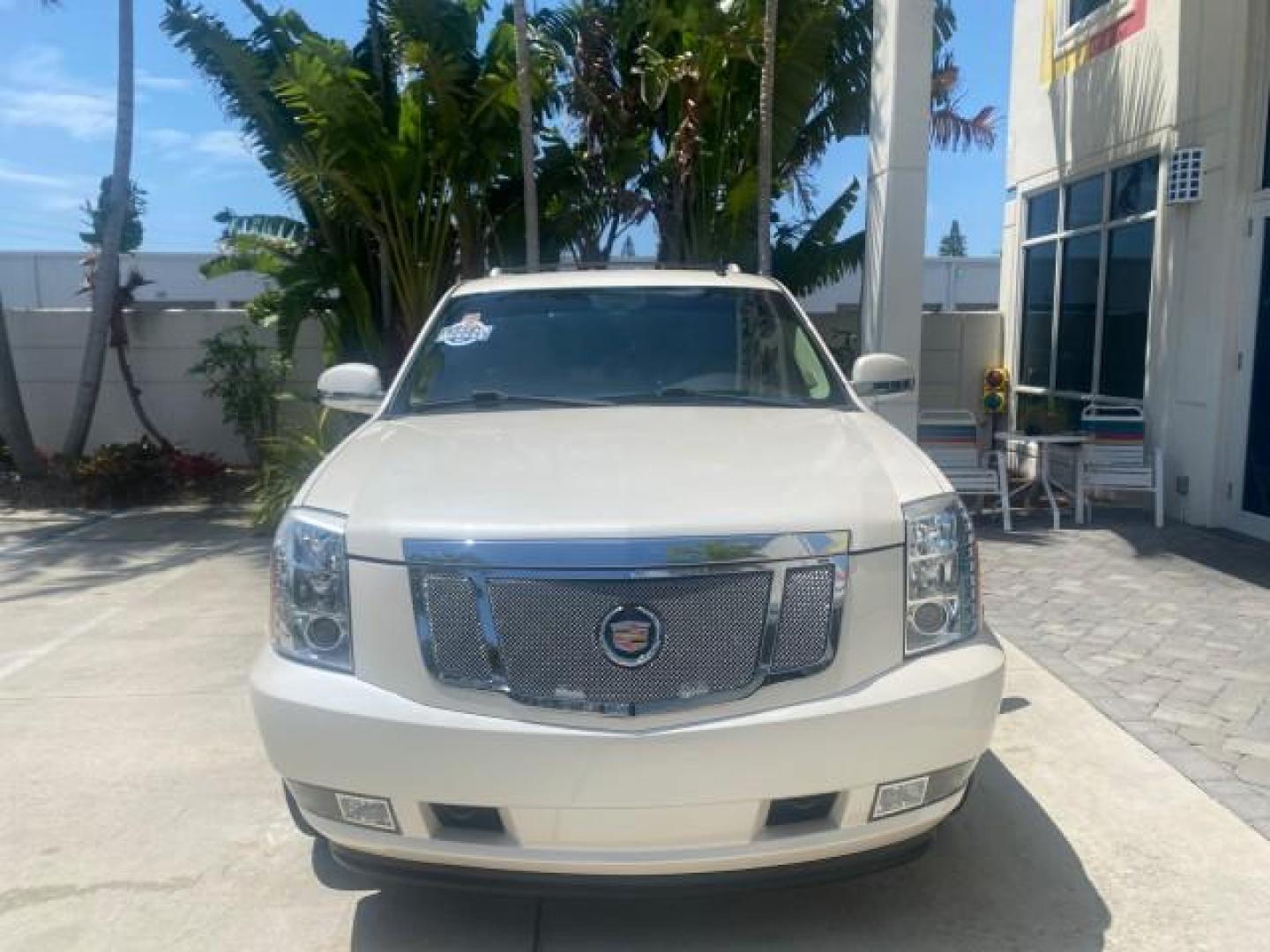 2013 White Diamond Tricoat /Cashmere w/Cocoa Accents Cadillac Escalade Luxury 1 OWNER LOW MILES 68,274 (1GYS3BEF3DR) with an 6.2L Vortec 1000 V8 SFI E85 Engine engine, Automatic transmission, located at 4701 North Dixie Hwy, Pompano Beach, FL, 33064, (954) 422-2889, 26.240938, -80.123474 - OUR WEBPAGE FLORIDACARS1.COM HAS OVER 100 PHOTOS AND FREE CARFAX LINK 2013 CADILLAC ESCALADE LUXURY $ 69,785 NEW 1 G Y S 3 B E F 3 D R 1 6 0 5 8 6 4 DOOR WAGON/SPORT UTILITY 6.2L V8 F OHV 16V FLEX FUEL REAR WHEEL DRIVE Top Features 20 Inch Plus Wheels Parking Sensors A/C Seat(s) Power Hatch/Deck Lid - Photo#2