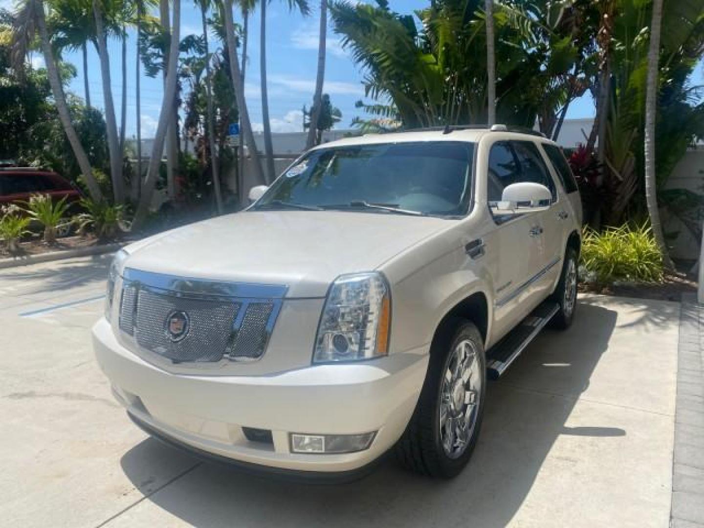 2013 White Diamond Tricoat /Cashmere w/Cocoa Accents Cadillac Escalade Luxury 1 OWNER LOW MILES 68,274 (1GYS3BEF3DR) with an 6.2L Vortec 1000 V8 SFI E85 Engine engine, Automatic transmission, located at 4701 North Dixie Hwy, Pompano Beach, FL, 33064, (954) 422-2889, 26.240938, -80.123474 - OUR WEBPAGE FLORIDACARS1.COM HAS OVER 100 PHOTOS AND FREE CARFAX LINK 2013 CADILLAC ESCALADE LUXURY $ 69,785 NEW 1 G Y S 3 B E F 3 D R 1 6 0 5 8 6 4 DOOR WAGON/SPORT UTILITY 6.2L V8 F OHV 16V FLEX FUEL REAR WHEEL DRIVE Top Features 20 Inch Plus Wheels Parking Sensors A/C Seat(s) Power Hatch/Deck Lid - Photo#3