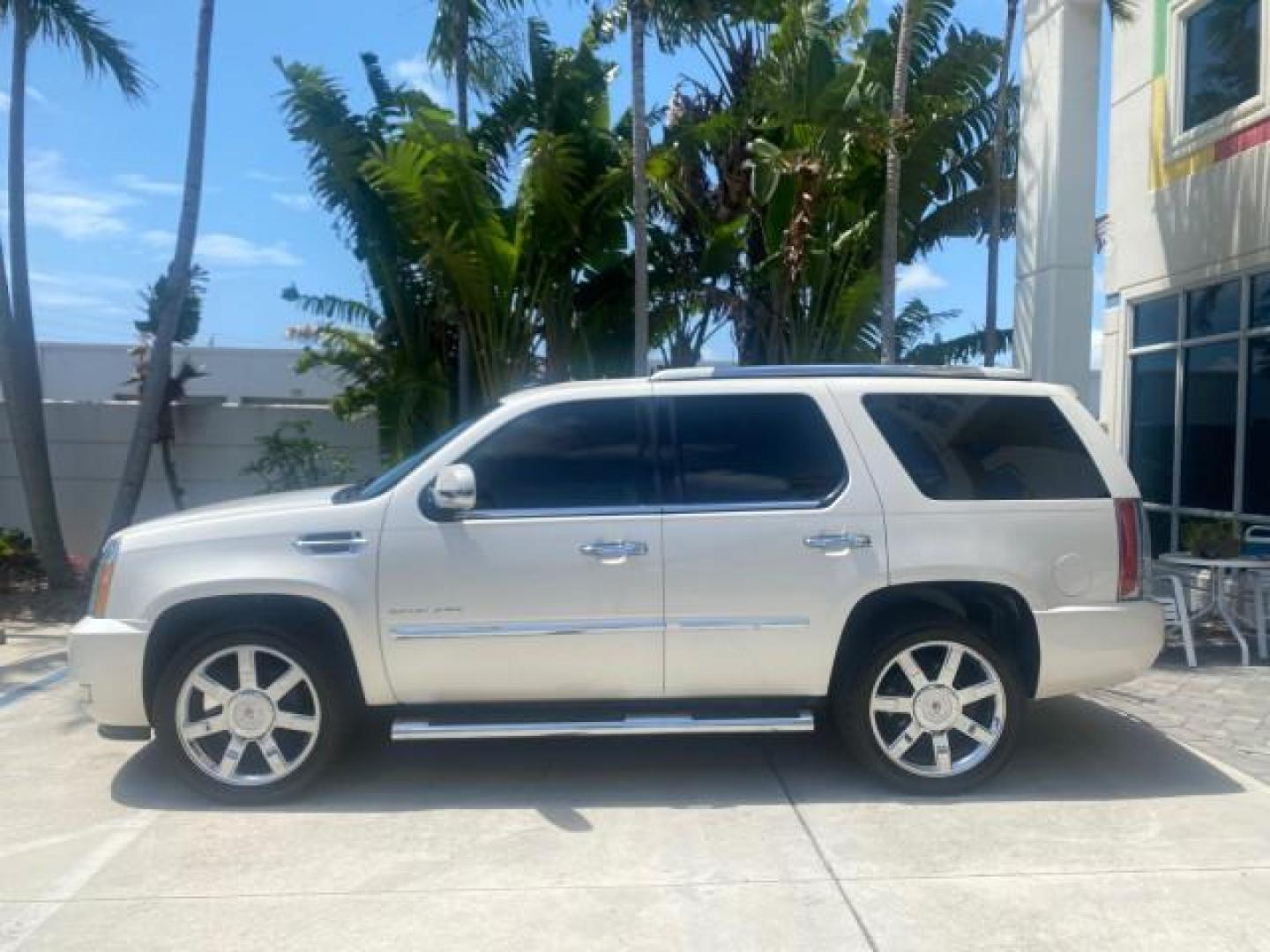 2013 White Diamond Tricoat /Cashmere w/Cocoa Accents Cadillac Escalade Luxury 1 OWNER LOW MILES 68,274 (1GYS3BEF3DR) with an 6.2L Vortec 1000 V8 SFI E85 Engine engine, Automatic transmission, located at 4701 North Dixie Hwy, Pompano Beach, FL, 33064, (954) 422-2889, 26.240938, -80.123474 - OUR WEBPAGE FLORIDACARS1.COM HAS OVER 100 PHOTOS AND FREE CARFAX LINK 2013 CADILLAC ESCALADE LUXURY $ 69,785 NEW 1 G Y S 3 B E F 3 D R 1 6 0 5 8 6 4 DOOR WAGON/SPORT UTILITY 6.2L V8 F OHV 16V FLEX FUEL REAR WHEEL DRIVE Top Features 20 Inch Plus Wheels Parking Sensors A/C Seat(s) Power Hatch/Deck Lid - Photo#4