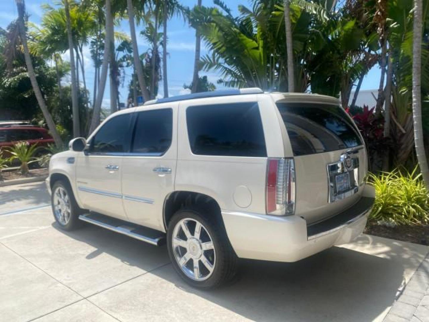 2013 White Diamond Tricoat /Cashmere w/Cocoa Accents Cadillac Escalade Luxury 1 OWNER LOW MILES 68,274 (1GYS3BEF3DR) with an 6.2L Vortec 1000 V8 SFI E85 Engine engine, Automatic transmission, located at 4701 North Dixie Hwy, Pompano Beach, FL, 33064, (954) 422-2889, 26.240938, -80.123474 - OUR WEBPAGE FLORIDACARS1.COM HAS OVER 100 PHOTOS AND FREE CARFAX LINK 2013 CADILLAC ESCALADE LUXURY $ 69,785 NEW 1 G Y S 3 B E F 3 D R 1 6 0 5 8 6 4 DOOR WAGON/SPORT UTILITY 6.2L V8 F OHV 16V FLEX FUEL REAR WHEEL DRIVE Top Features 20 Inch Plus Wheels Parking Sensors A/C Seat(s) Power Hatch/Deck Lid - Photo#5