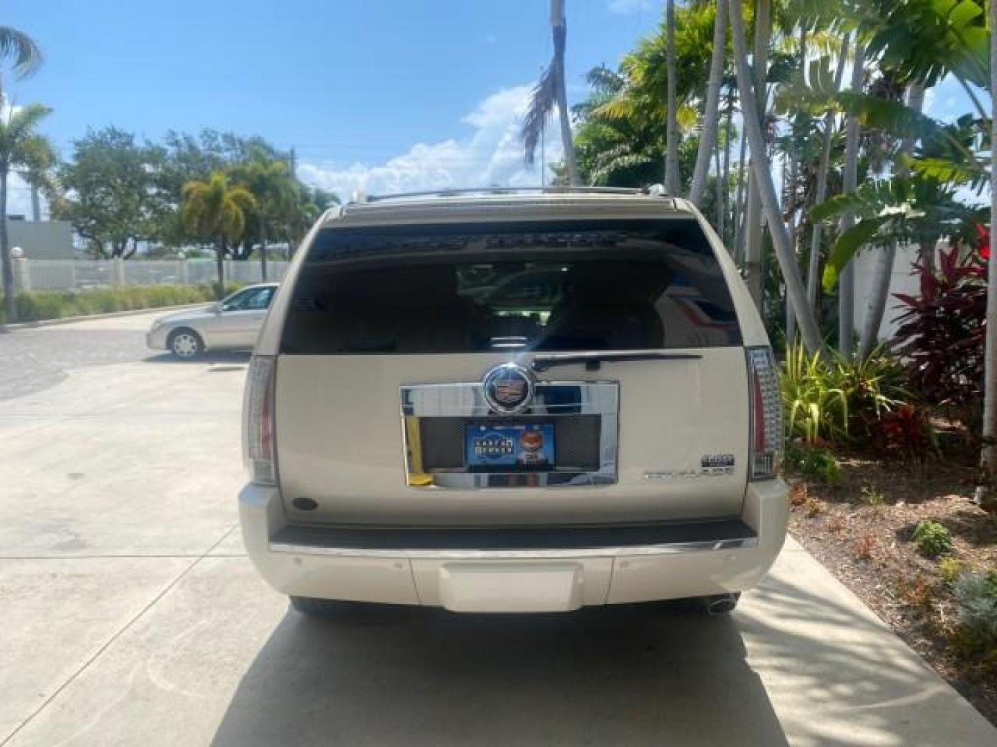 2013 White Diamond Tricoat /Cashmere w/Cocoa Accents Cadillac Escalade Luxury 1 OWNER LOW MILES 68,274 (1GYS3BEF3DR) with an 6.2L Vortec 1000 V8 SFI E85 Engine engine, Automatic transmission, located at 4701 North Dixie Hwy, Pompano Beach, FL, 33064, (954) 422-2889, 26.240938, -80.123474 - OUR WEBPAGE FLORIDACARS1.COM HAS OVER 100 PHOTOS AND FREE CARFAX LINK 2013 CADILLAC ESCALADE LUXURY $ 69,785 NEW 1 G Y S 3 B E F 3 D R 1 6 0 5 8 6 4 DOOR WAGON/SPORT UTILITY 6.2L V8 F OHV 16V FLEX FUEL REAR WHEEL DRIVE Top Features 20 Inch Plus Wheels Parking Sensors A/C Seat(s) Power Hatch/Deck Lid - Photo#6
