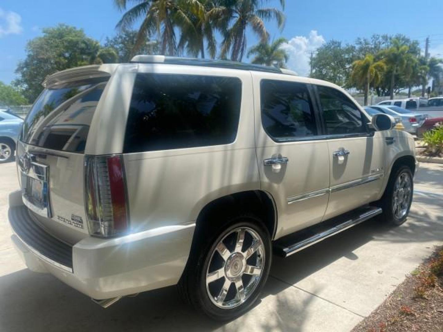 2013 White Diamond Tricoat /Cashmere w/Cocoa Accents Cadillac Escalade Luxury 1 OWNER LOW MILES 68,274 (1GYS3BEF3DR) with an 6.2L Vortec 1000 V8 SFI E85 Engine engine, Automatic transmission, located at 4701 North Dixie Hwy, Pompano Beach, FL, 33064, (954) 422-2889, 26.240938, -80.123474 - OUR WEBPAGE FLORIDACARS1.COM HAS OVER 100 PHOTOS AND FREE CARFAX LINK 2013 CADILLAC ESCALADE LUXURY $ 69,785 NEW 1 G Y S 3 B E F 3 D R 1 6 0 5 8 6 4 DOOR WAGON/SPORT UTILITY 6.2L V8 F OHV 16V FLEX FUEL REAR WHEEL DRIVE Top Features 20 Inch Plus Wheels Parking Sensors A/C Seat(s) Power Hatch/Deck Lid - Photo#7