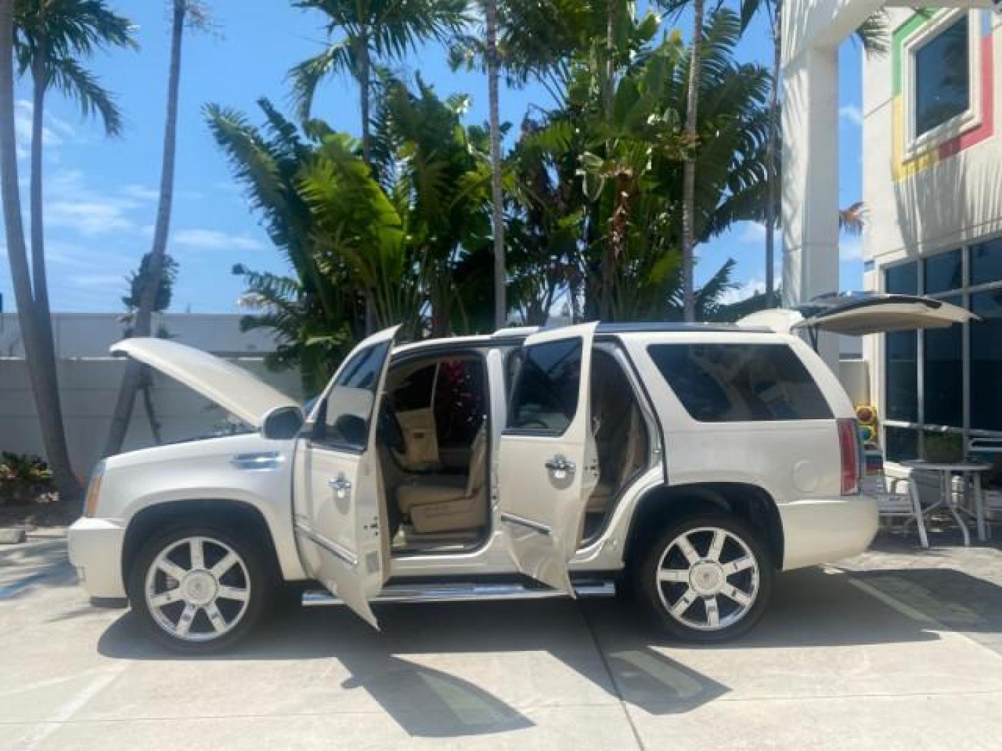 2013 White Diamond Tricoat /Cashmere w/Cocoa Accents Cadillac Escalade Luxury 1 OWNER LOW MILES 68,274 (1GYS3BEF3DR) with an 6.2L Vortec 1000 V8 SFI E85 Engine engine, Automatic transmission, located at 4701 North Dixie Hwy, Pompano Beach, FL, 33064, (954) 422-2889, 26.240938, -80.123474 - OUR WEBPAGE FLORIDACARS1.COM HAS OVER 100 PHOTOS AND FREE CARFAX LINK 2013 CADILLAC ESCALADE LUXURY $ 69,785 NEW 1 G Y S 3 B E F 3 D R 1 6 0 5 8 6 4 DOOR WAGON/SPORT UTILITY 6.2L V8 F OHV 16V FLEX FUEL REAR WHEEL DRIVE Top Features 20 Inch Plus Wheels Parking Sensors A/C Seat(s) Power Hatch/Deck Lid - Photo#8