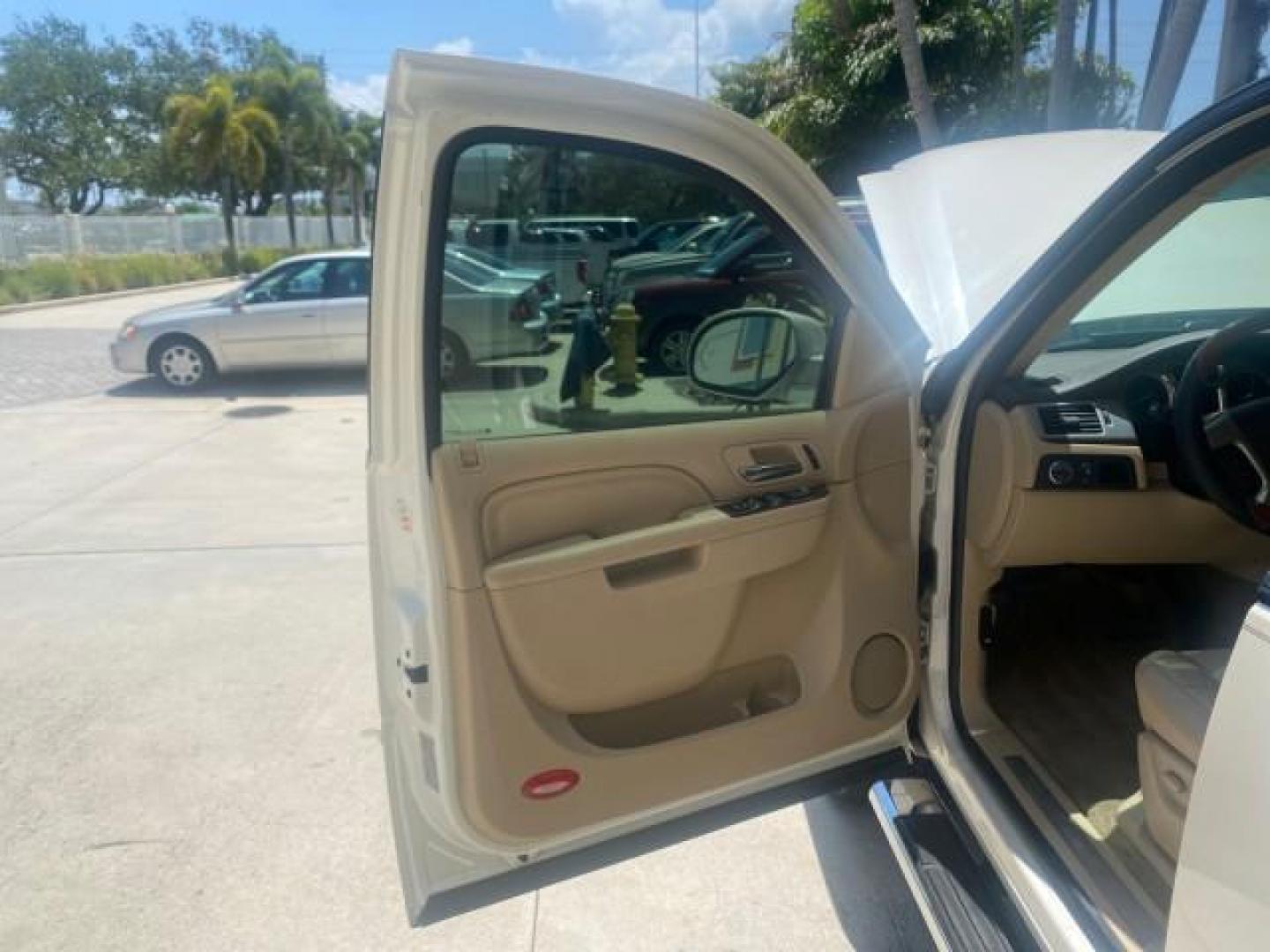 2013 White Diamond Tricoat /Cashmere w/Cocoa Accents Cadillac Escalade Luxury 1 OWNER LOW MILES 68,274 (1GYS3BEF3DR) with an 6.2L Vortec 1000 V8 SFI E85 Engine engine, Automatic transmission, located at 4701 North Dixie Hwy, Pompano Beach, FL, 33064, (954) 422-2889, 26.240938, -80.123474 - OUR WEBPAGE FLORIDACARS1.COM HAS OVER 100 PHOTOS AND FREE CARFAX LINK 2013 CADILLAC ESCALADE LUXURY $ 69,785 NEW 1 G Y S 3 B E F 3 D R 1 6 0 5 8 6 4 DOOR WAGON/SPORT UTILITY 6.2L V8 F OHV 16V FLEX FUEL REAR WHEEL DRIVE Top Features 20 Inch Plus Wheels Parking Sensors A/C Seat(s) Power Hatch/Deck Lid - Photo#9