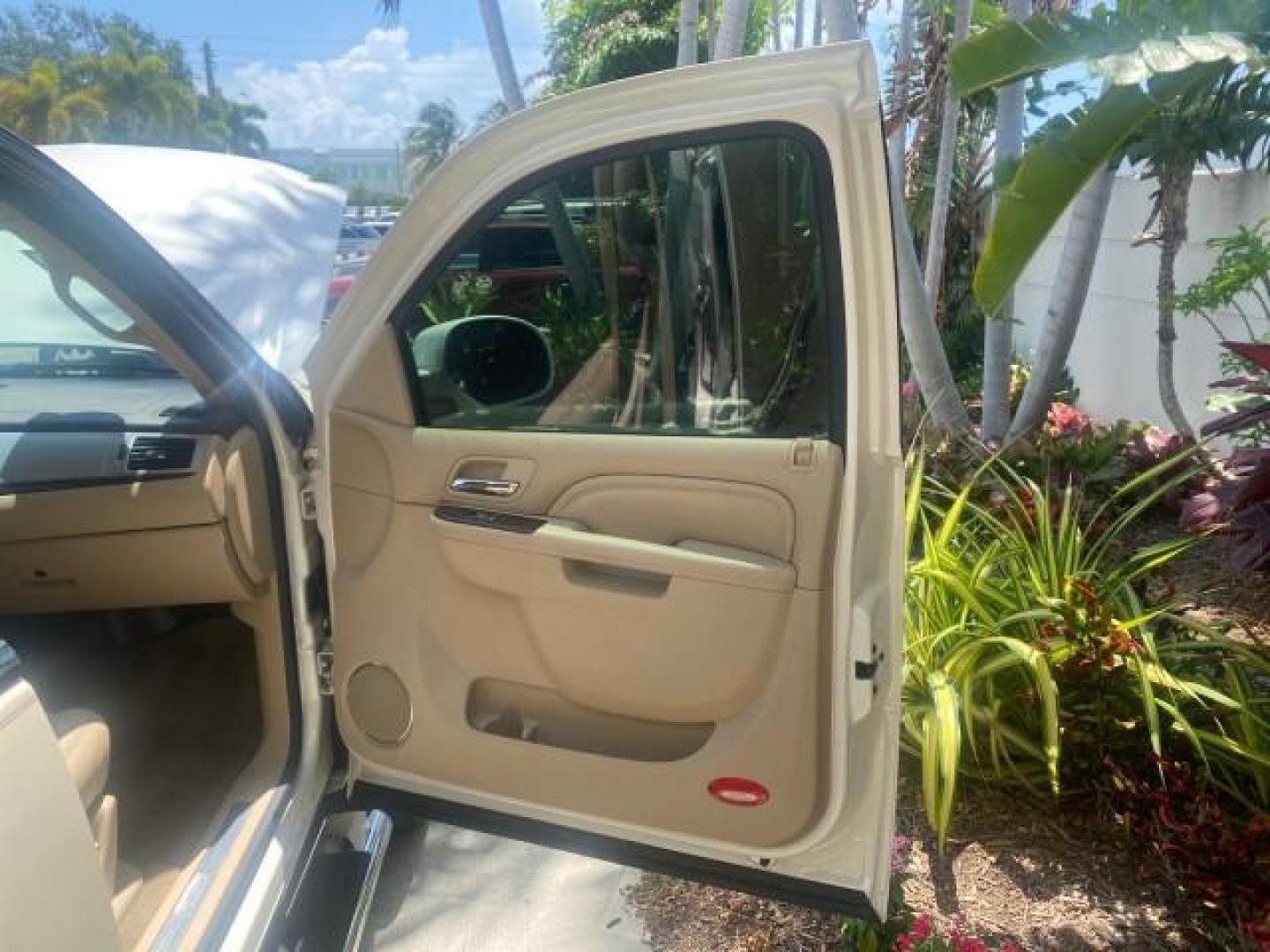 2013 White Diamond Tricoat /Cashmere w/Cocoa Accents Cadillac Escalade Luxury 1 OWNER LOW MILES 68,274 (1GYS3BEF3DR) with an 6.2L Vortec 1000 V8 SFI E85 Engine engine, Automatic transmission, located at 4701 North Dixie Hwy, Pompano Beach, FL, 33064, (954) 422-2889, 26.240938, -80.123474 - OUR WEBPAGE FLORIDACARS1.COM HAS OVER 100 PHOTOS AND FREE CARFAX LINK 2013 CADILLAC ESCALADE LUXURY $ 69,785 NEW 1 G Y S 3 B E F 3 D R 1 6 0 5 8 6 4 DOOR WAGON/SPORT UTILITY 6.2L V8 F OHV 16V FLEX FUEL REAR WHEEL DRIVE Top Features 20 Inch Plus Wheels Parking Sensors A/C Seat(s) Power Hatch/Deck Lid - Photo#11